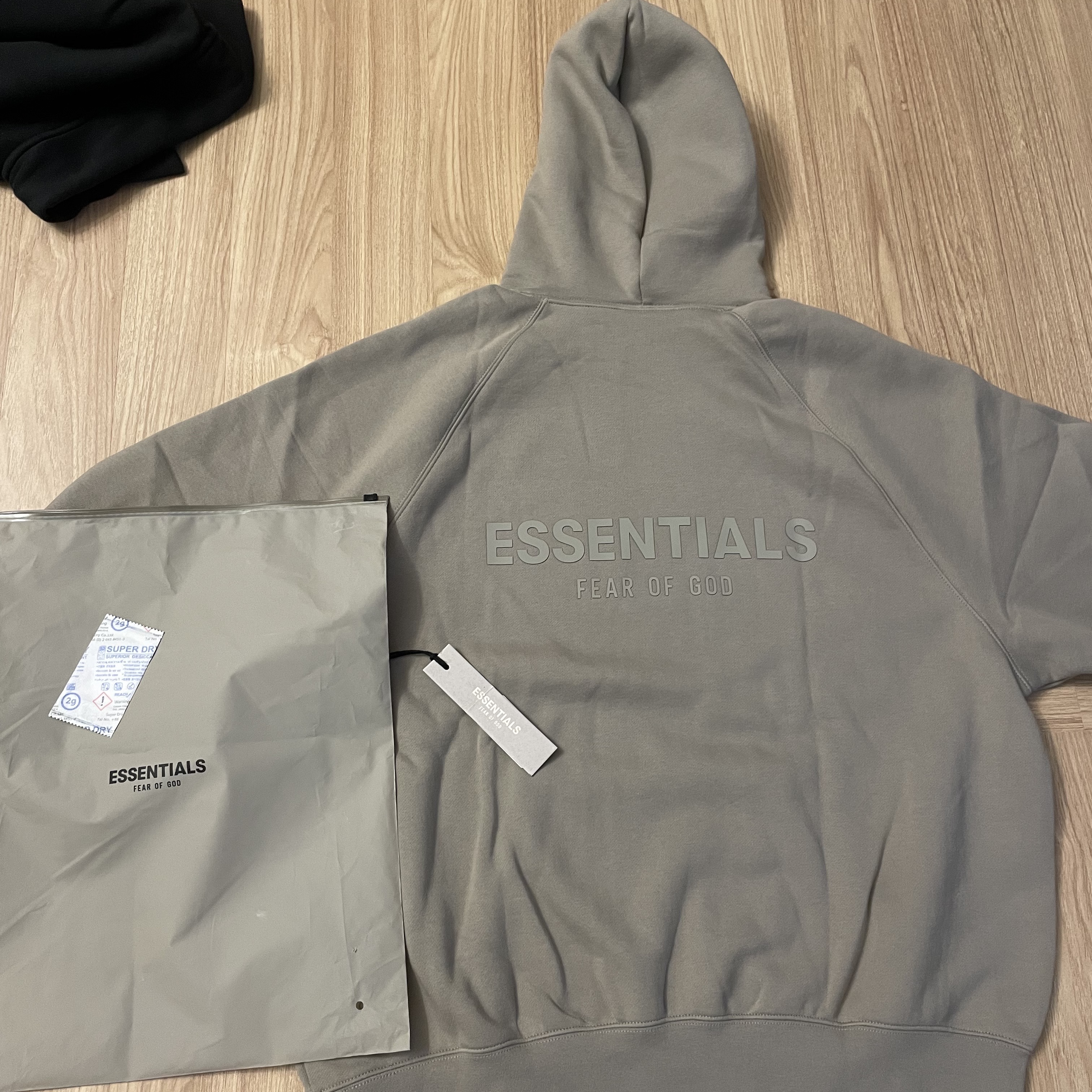 Essentials Pull-Over Hoodie Moss - 21SS, Essentials Mockneck Half-Zip Black - 21SS 착용 스타일 - 1