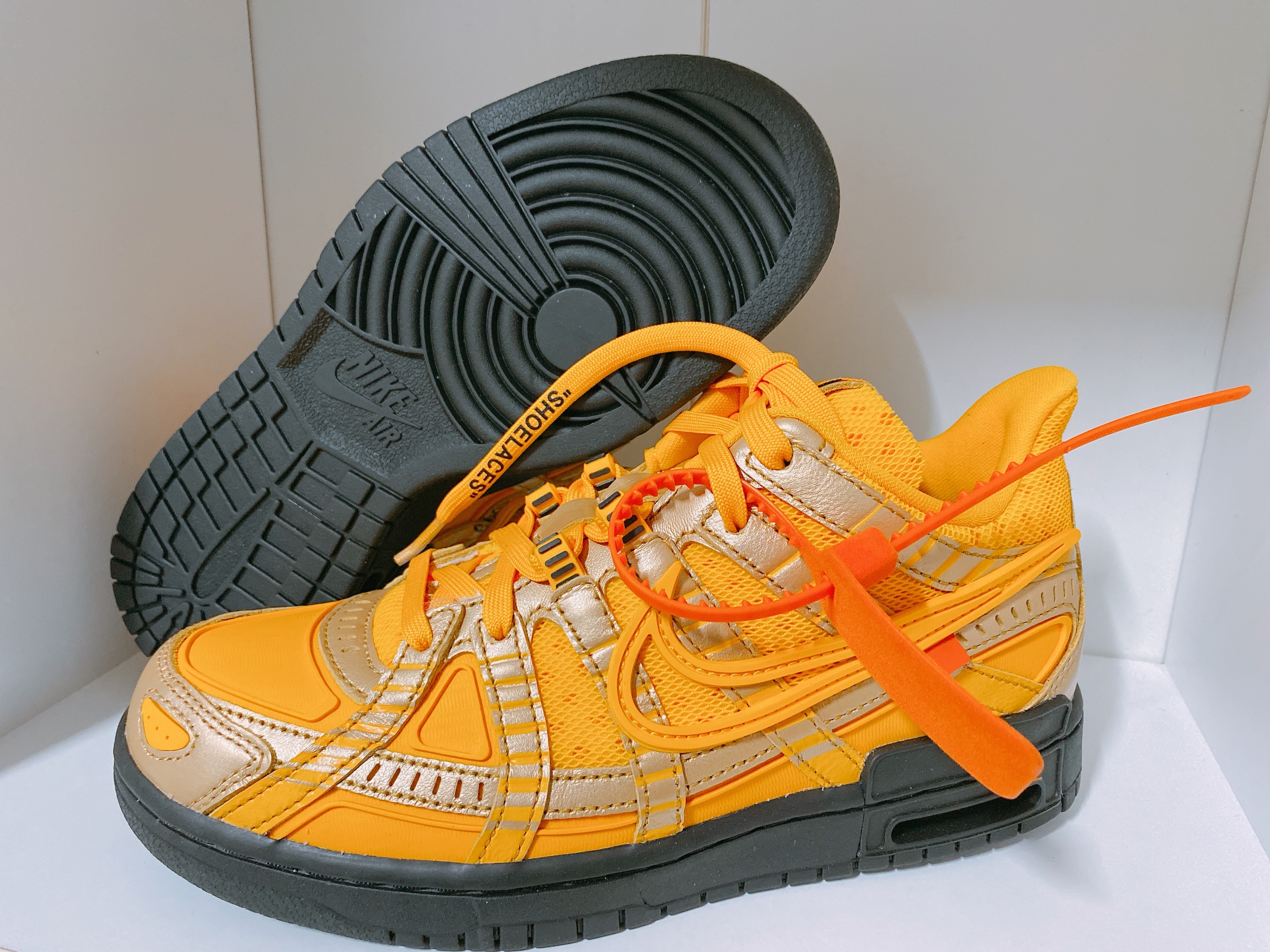 Nike x Off-White Air Rubber Dunk University Gold 착용 스타일 - 2