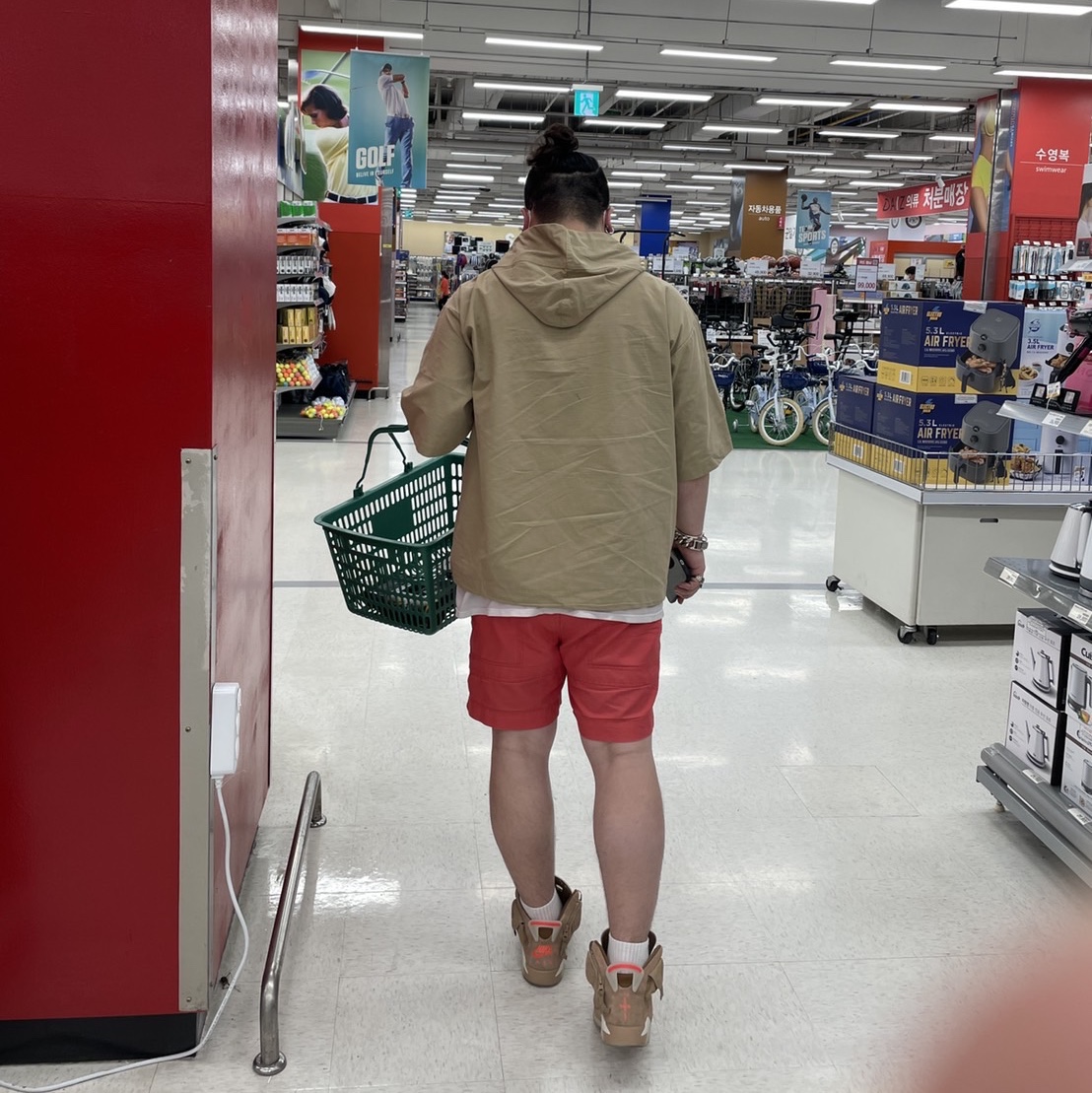 Jordan 6 x Travis Scott Retro SP British Khaki 착용 스타일