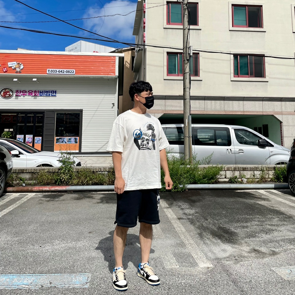 Jordan 1 x Travis Scott x Fragment Retro Low OG SP Military Blue, Jordan x Travis Scott x Fragment T-Shirt Sail (DJ0619-133) 착용 스타일