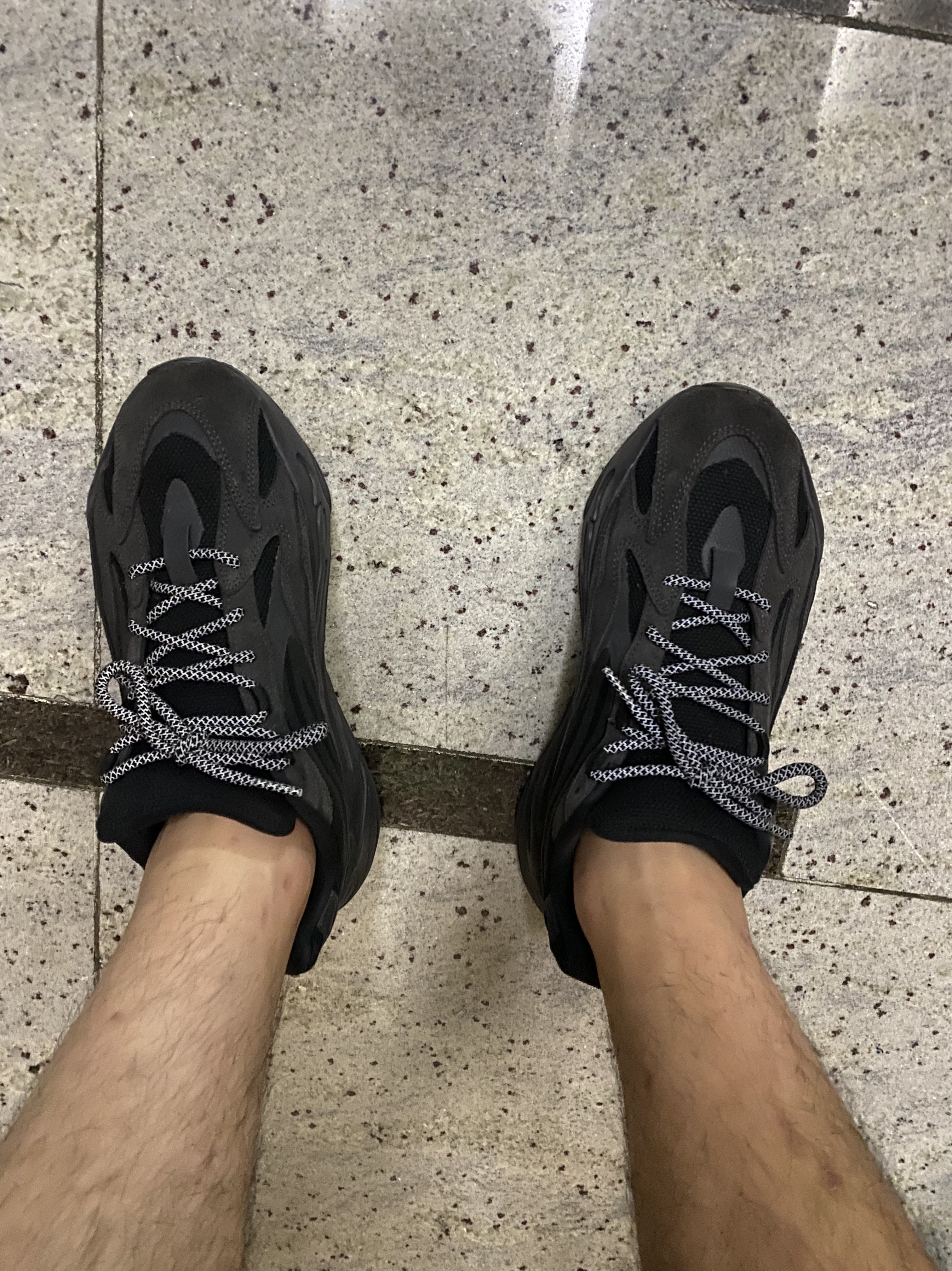 Adidas Yeezy Boost 700 V2 Vanta 2019 착용 스타일