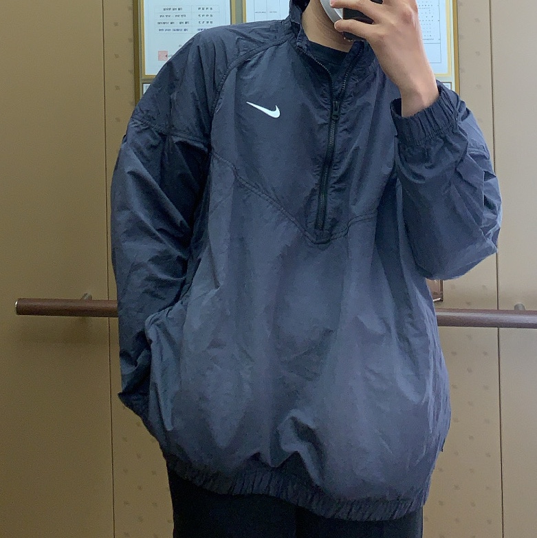 Nike x Stussy Windrunner Jacket Off Noir 착용 스타일 - 2