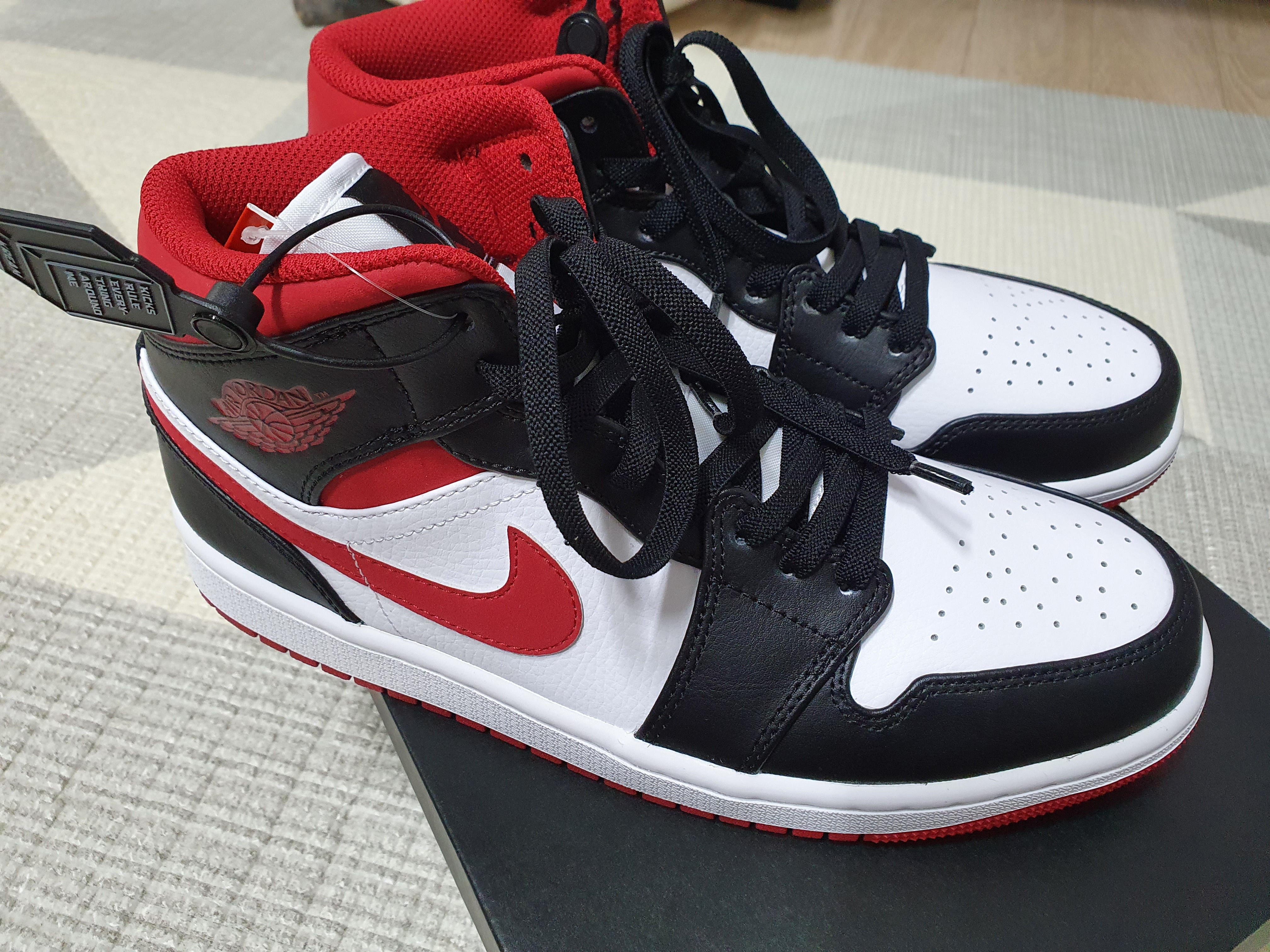 Jordan 1 Mid Gym Red Black White 착용 스타일