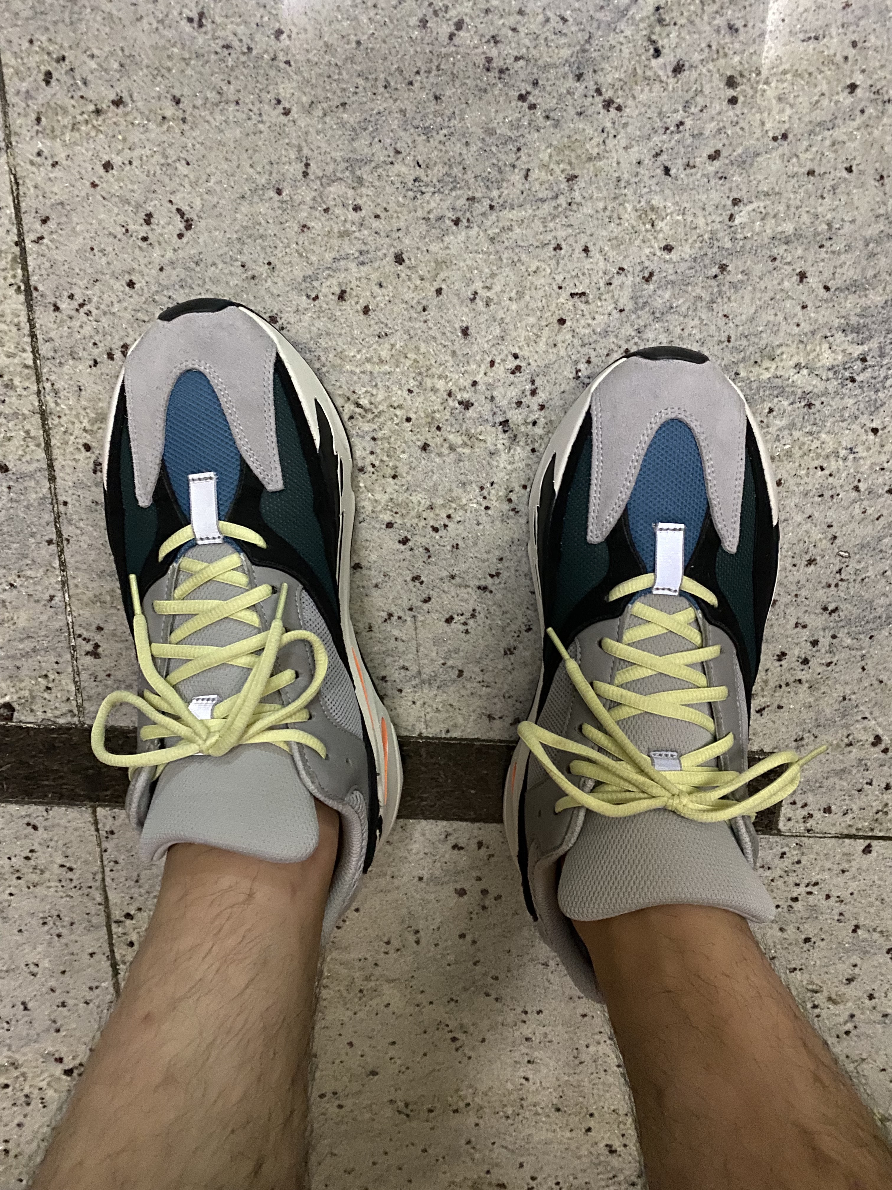 Adidas Yeezy Boost 700 Wave Runner Solid Grey 2017/2019 착용 스타일