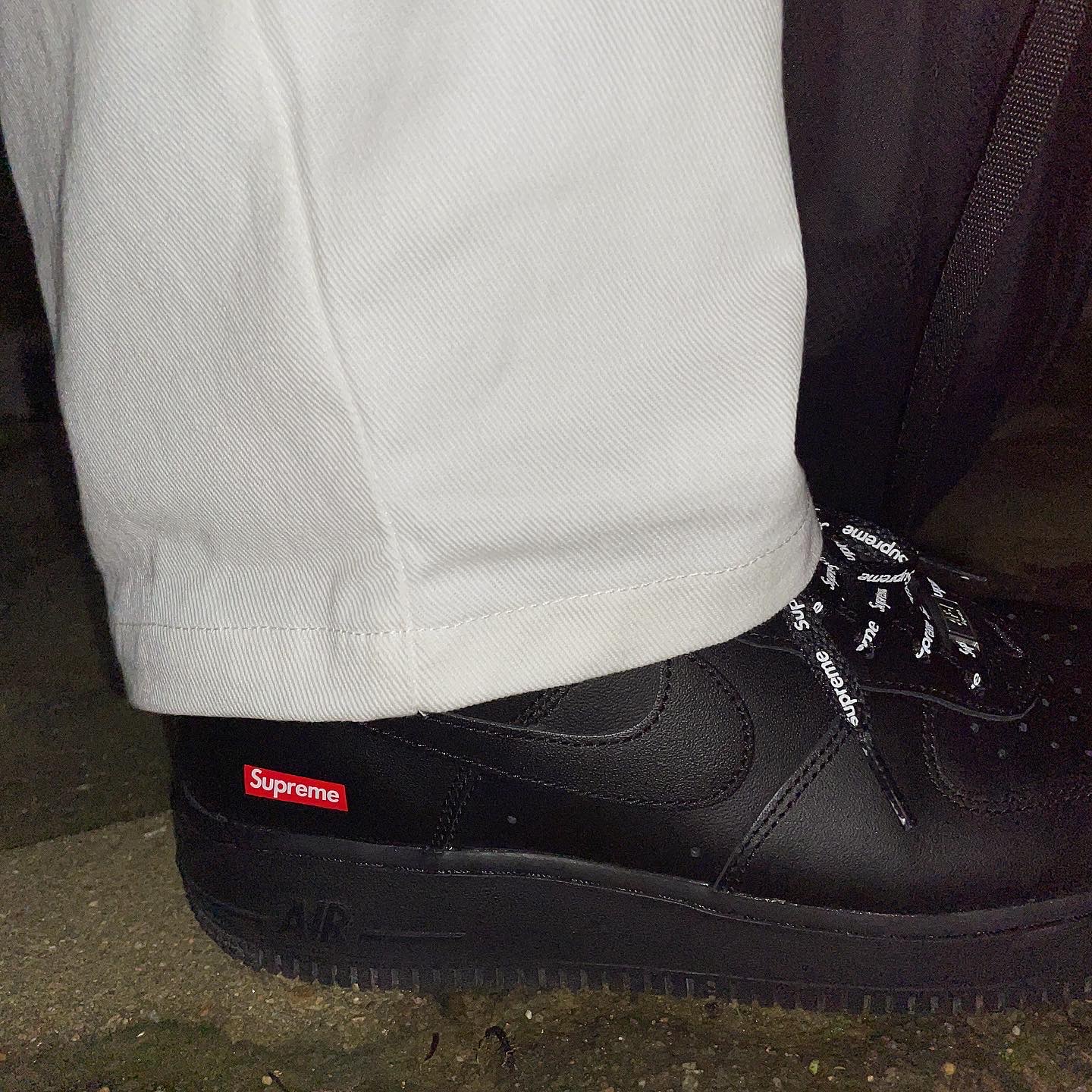 Nike x Supreme Air Force 1 Low Black 착용 스타일 - 2