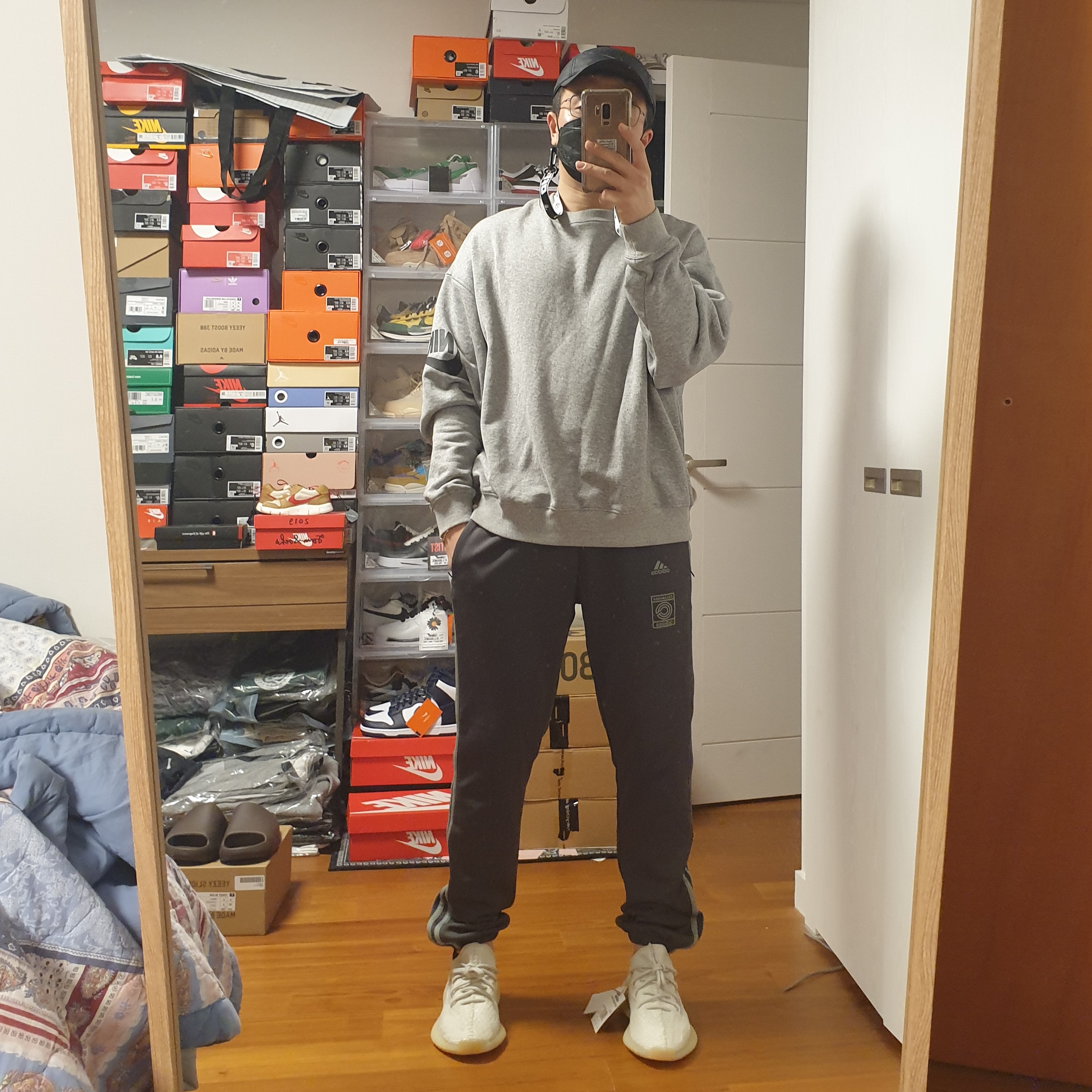 Nike x Fear Of God NRG Crew Sweatshirt, Adidas Yeezy Calabasas Track Pants Core Mink 착용 스타일 - 2