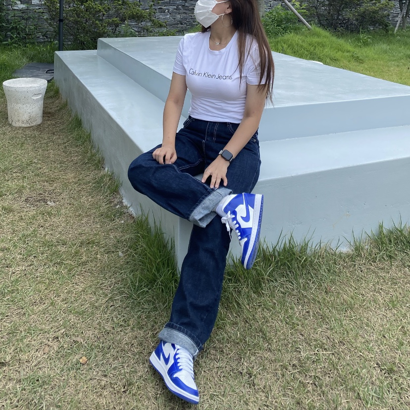 (W) Jordan 1 Mid White Hyper Royal 착용 스타일