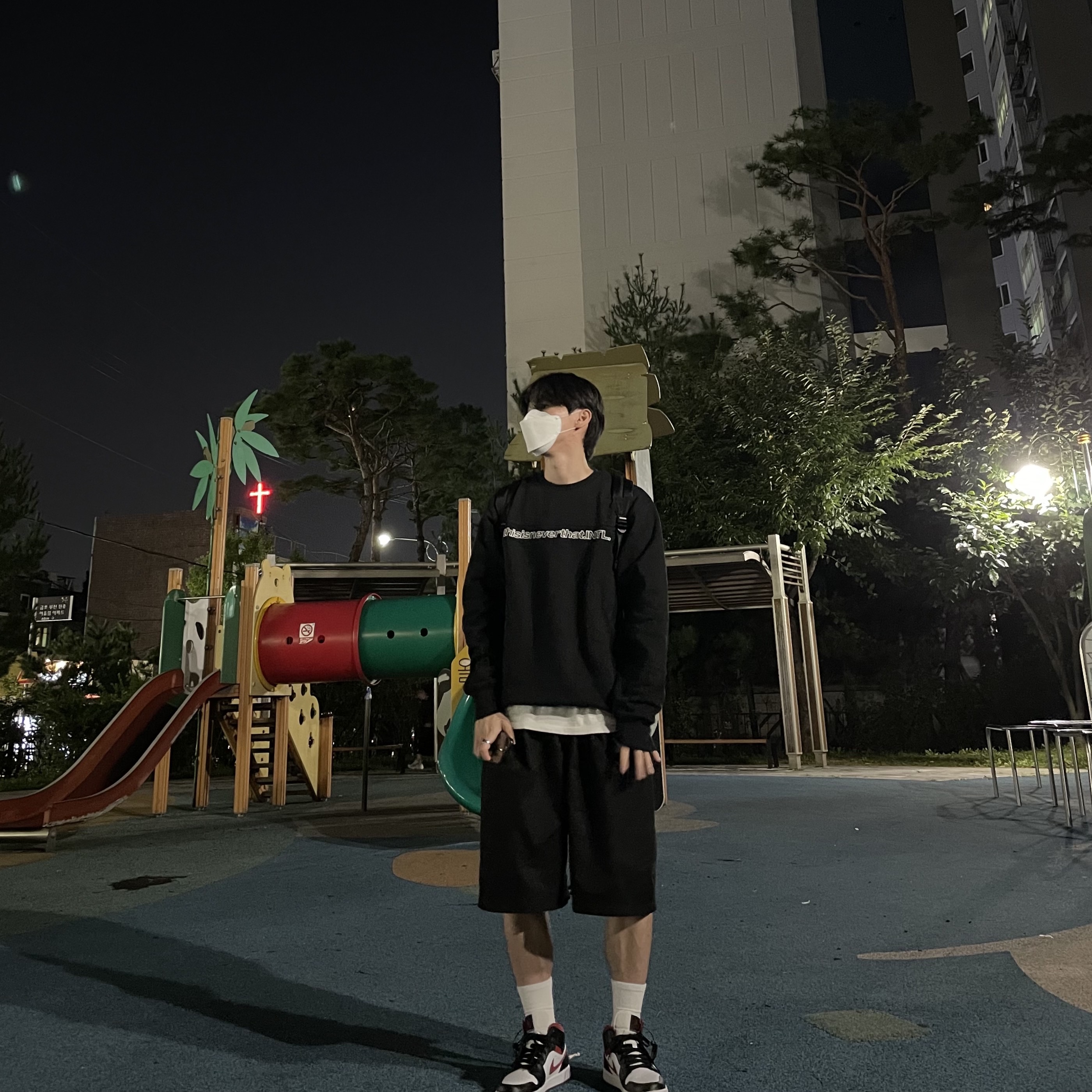 Jordan 1 Mid Gym Red Black White, Stussy Basic Stussy T-Shirt White 2021 착용 스타일