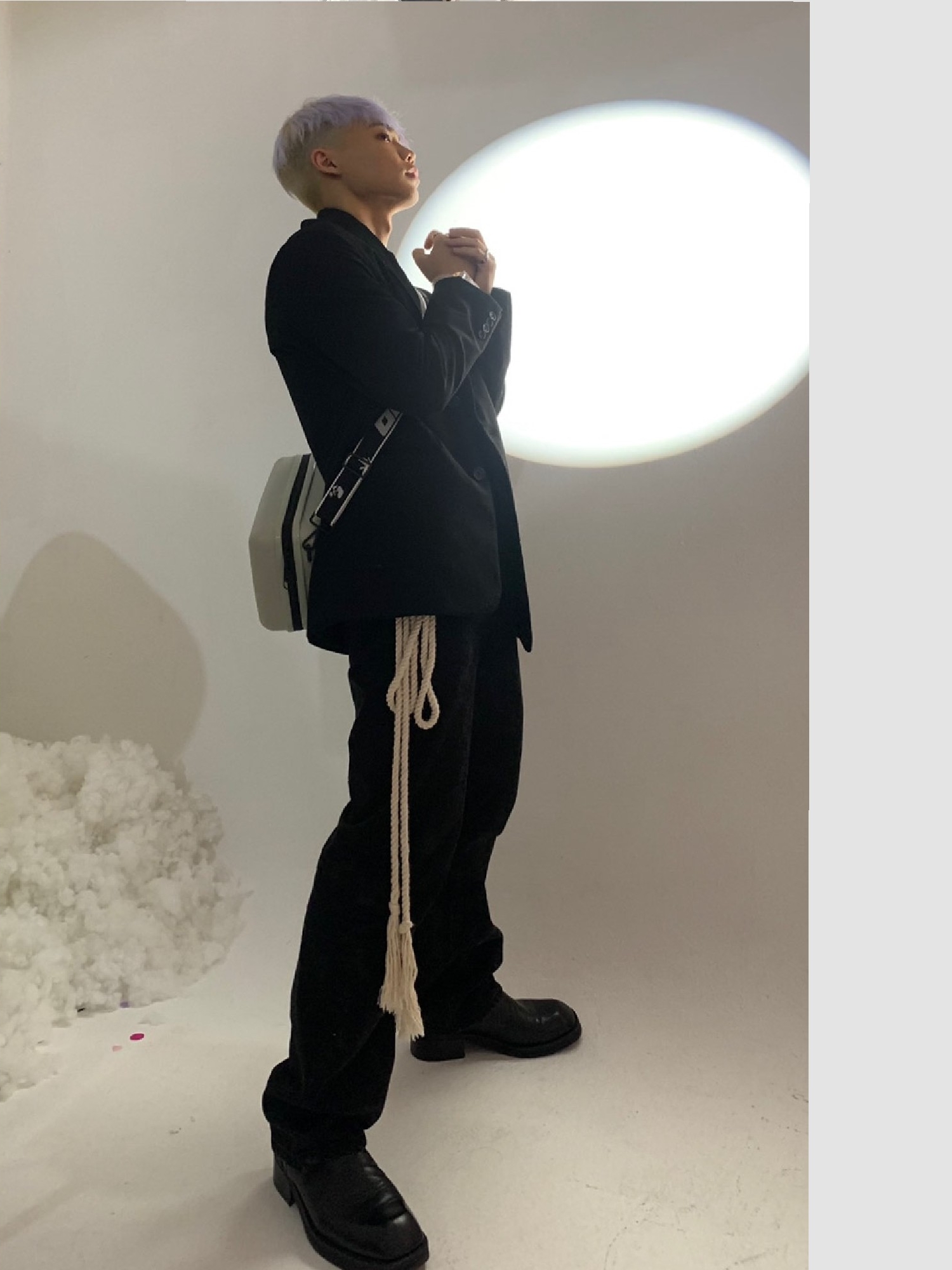 Off-White x Amore Pacific Protection Box (Without Cosmetics) 착용 스타일