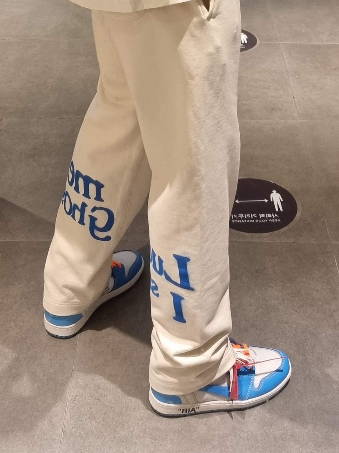 Jordan 1 x Off-White Retro High University Blue, Jordan x Travis Scott x Fragment T-Shirt Sail (DJ0619-133) 착용 스타일 - 2