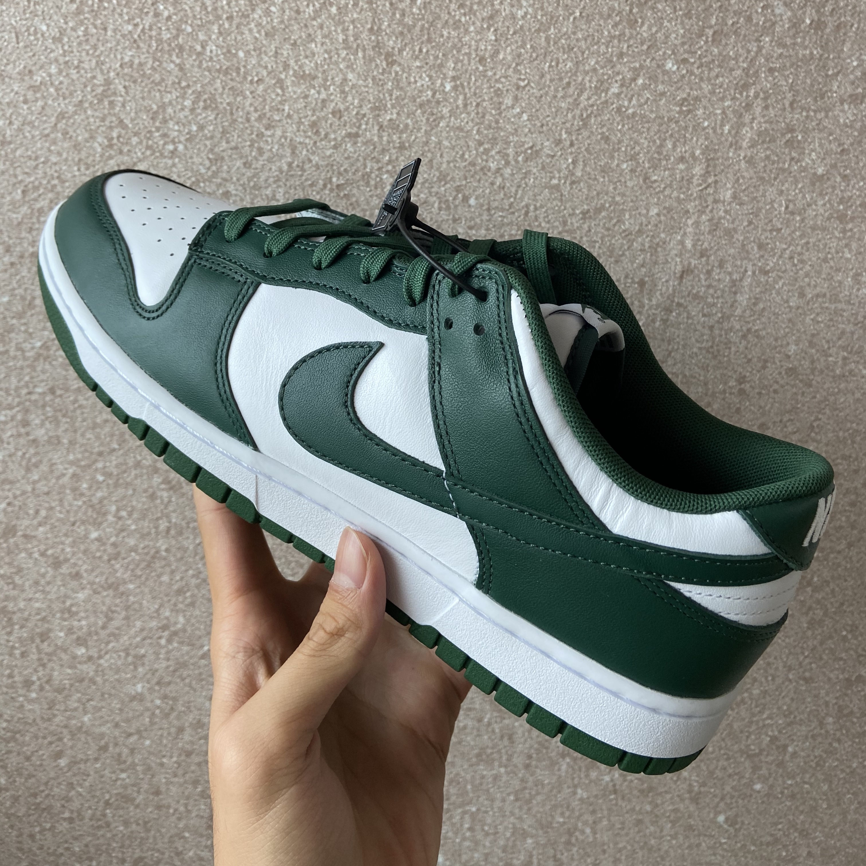 Nike Dunk Low Retro Varsity Green 착용 스타일