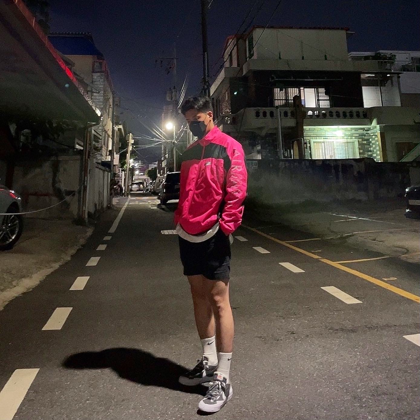 Nike x Sacai Blazer Low Iron Grey, Nike x Atmos NRG Vintage PTHWK Track Jacket Hyper Pink 착용 스타일