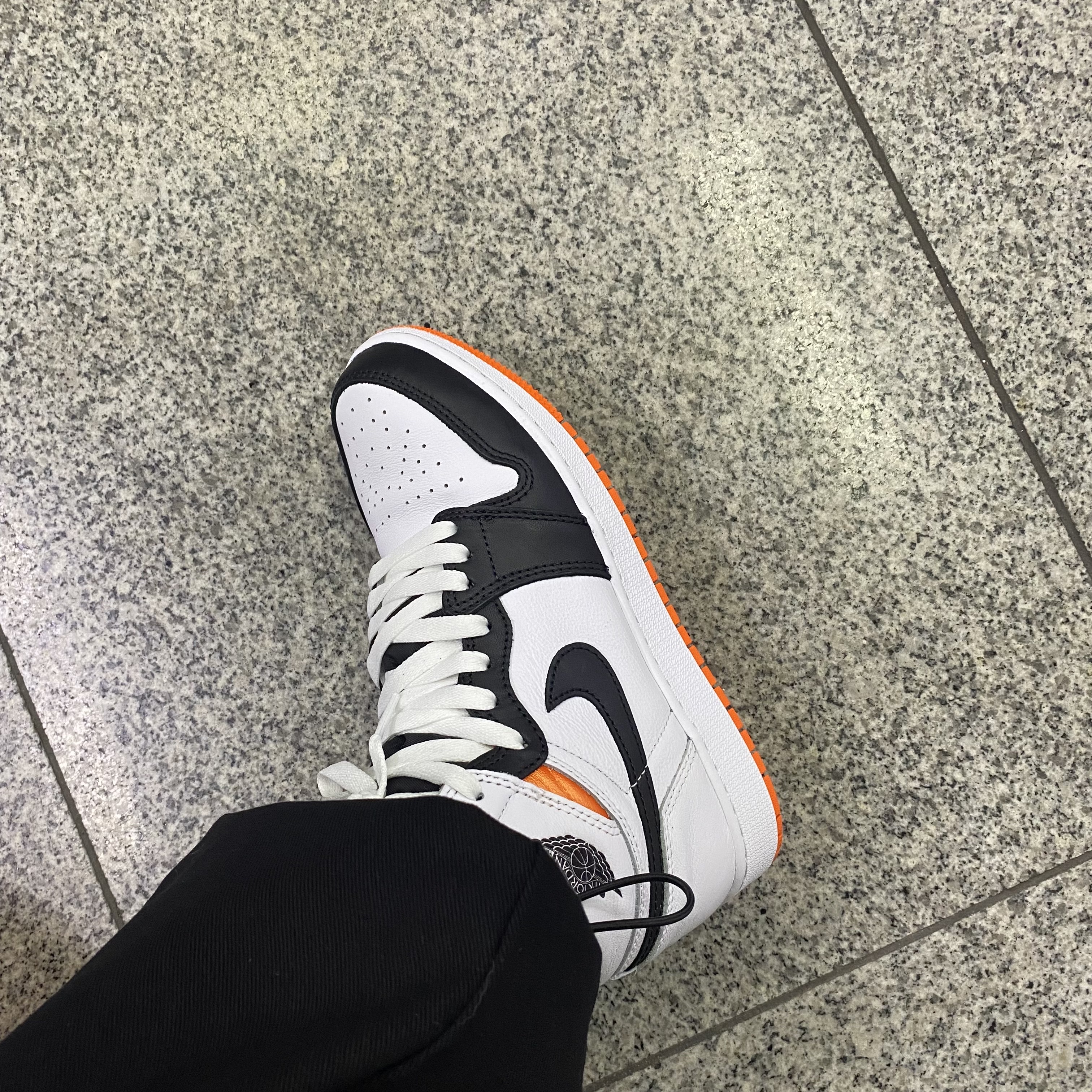 Jordan 1 Retro High OG Electro Orange 착용 스타일 - 2