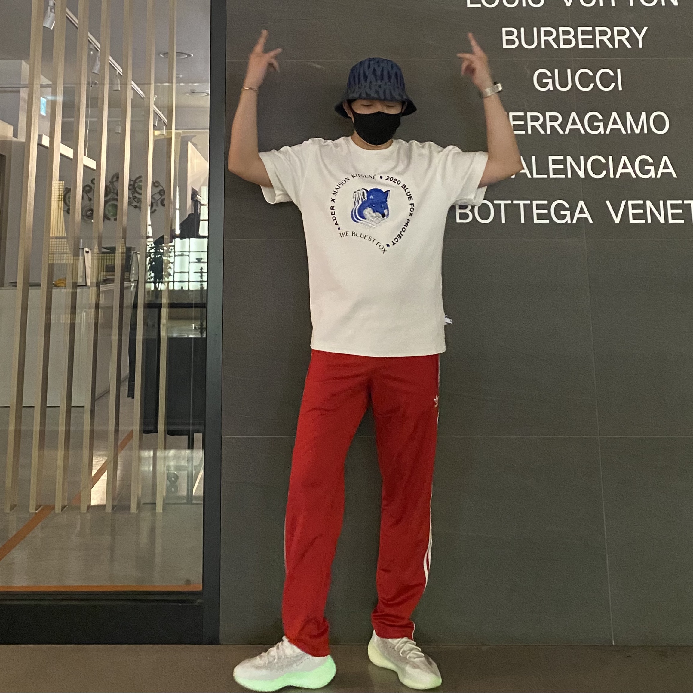 Adidas Yeezy Boost 380 Calcite Glow, Maison Kitsune x Ader Error Triple Fox Head Logo T-Shirt Off White 착용 스타일