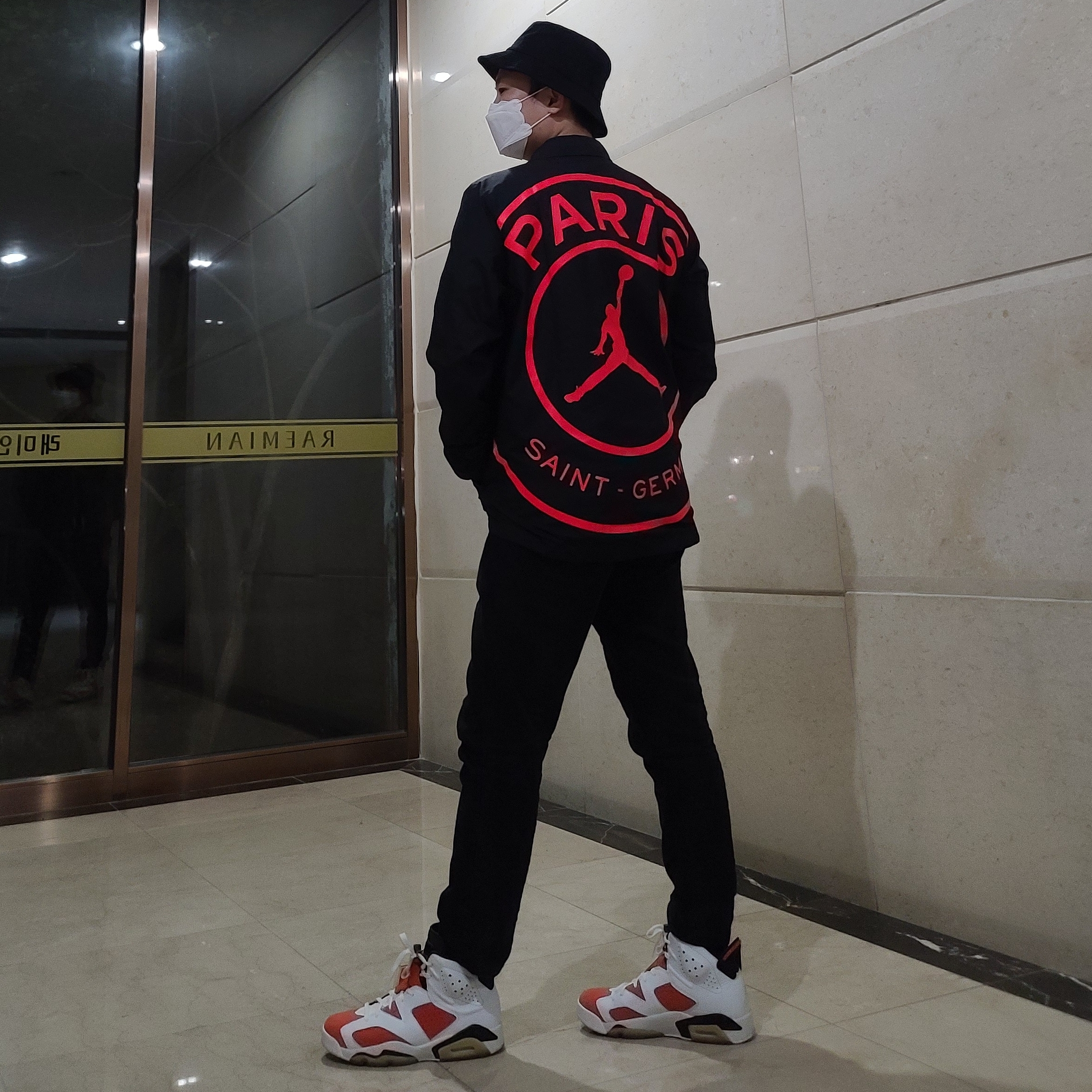 Jordan 6 Retro Gatorade Like Mike White, Jordan x Paris Saint-Germain Coach Jacket Black Infrared 착용 스타일