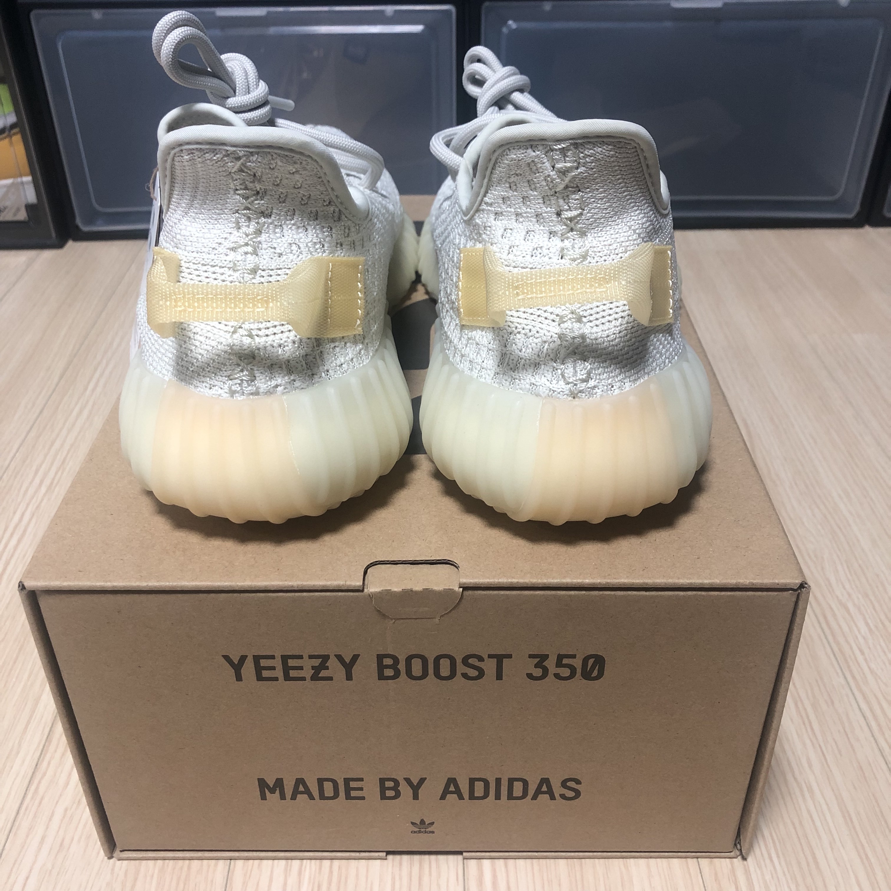 Adidas Yeezy Boost 350 V2 Light 착용 스타일 - 3