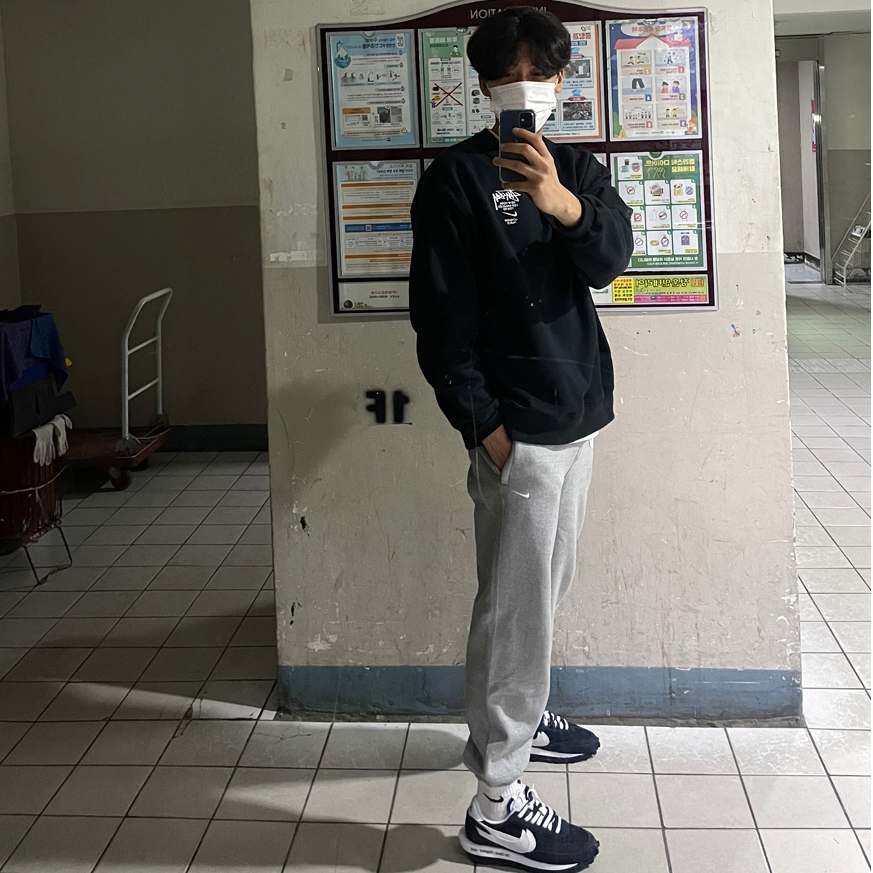 (W) Nike NRG Solo Swoosh Fleece Pants Dark Grey Heather - Asia, Nike x Sacai x Fragment LDWaffle Blackened Blue 착용 스타일
