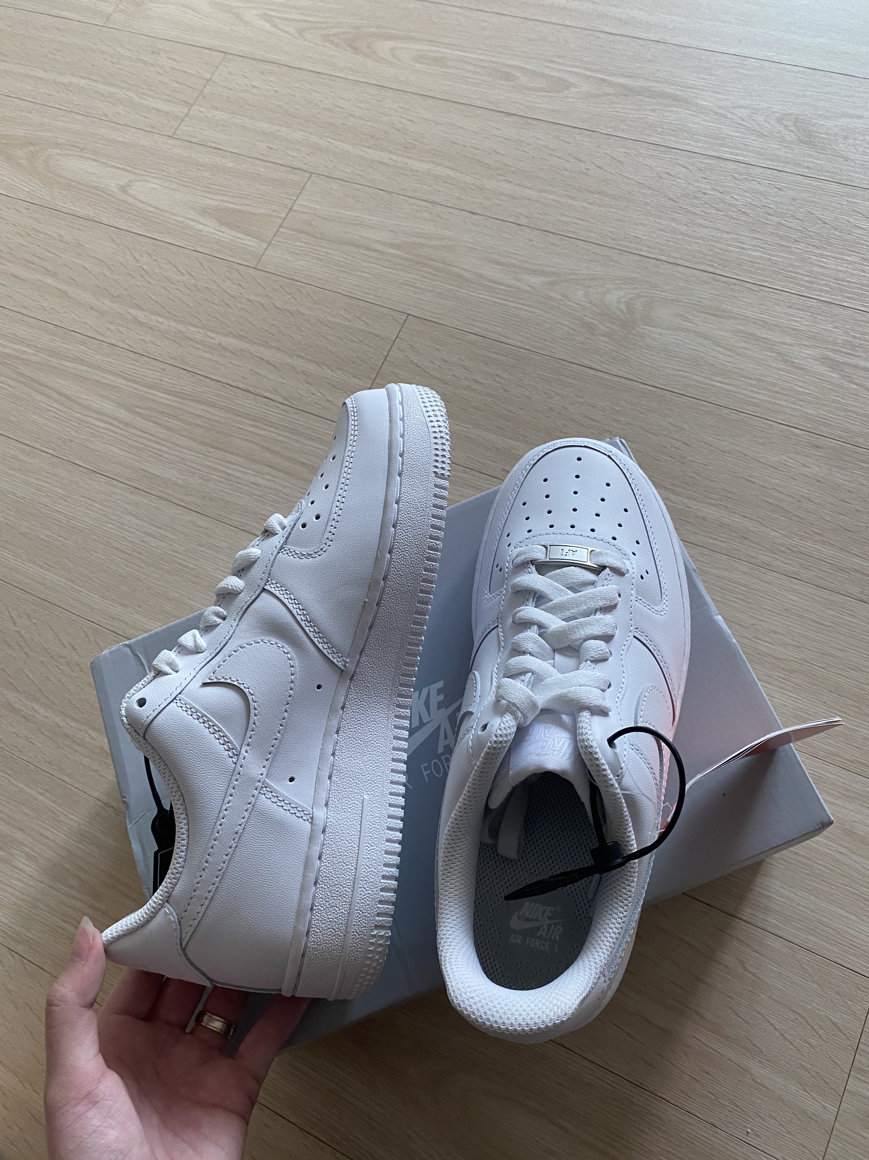 (W) Nike Air Force 1 '07 Low White 착용 스타일 - 1