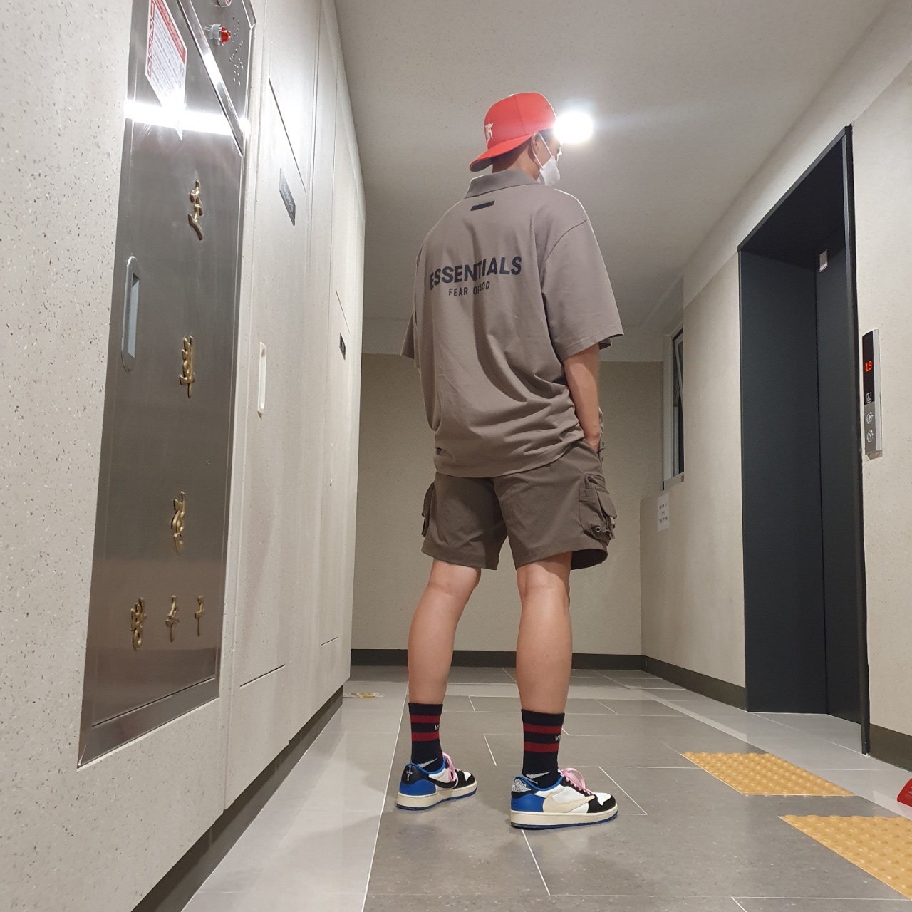 Essentials Short Sleeve Polo Taupe - 21SS, Nike ACG Cargo Shorts Ironstone - Asia 착용 스타일 - 2