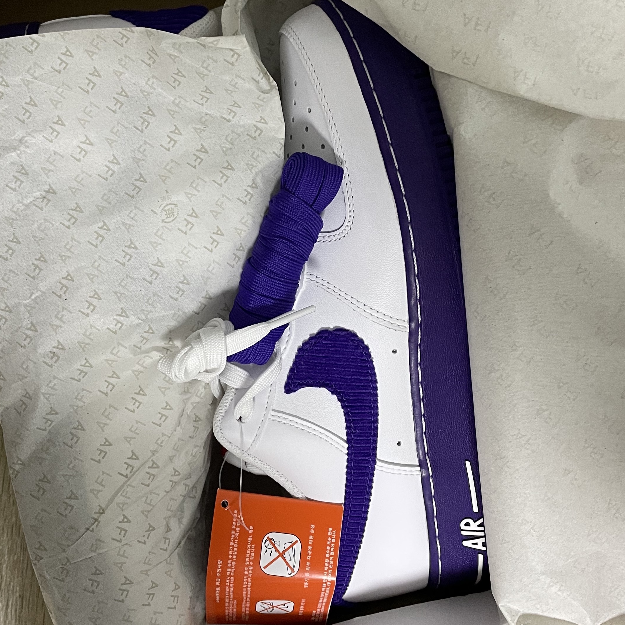 Nike Air Force 1 '07 LV8 EMB White and Court Purple 착용 스타일