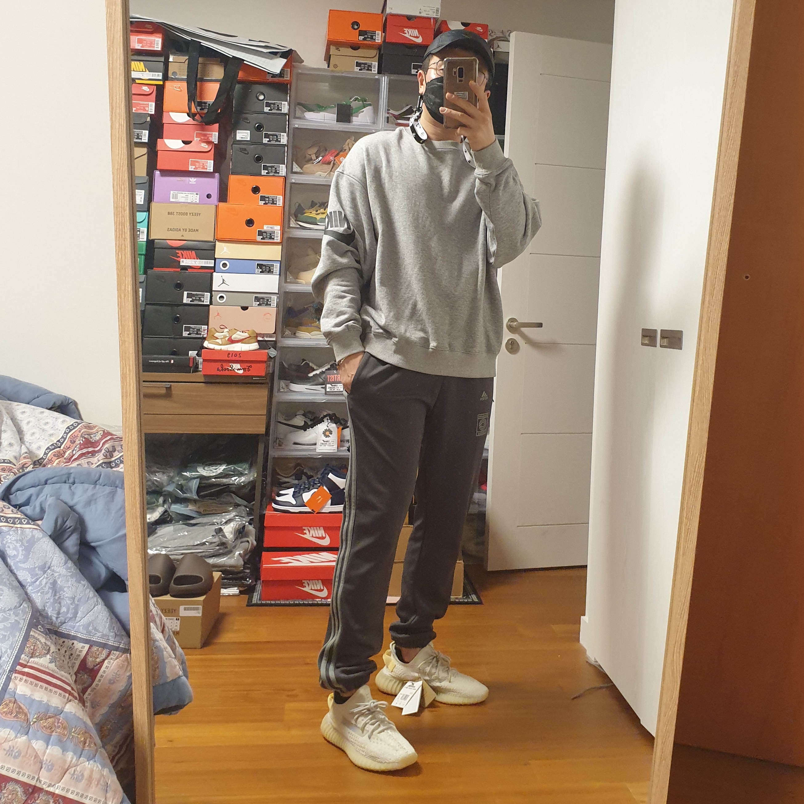 Nike x Fear Of God NRG Crew Sweatshirt, Adidas Yeezy Calabasas Track Pants Core Mink 착용 스타일 - 1
