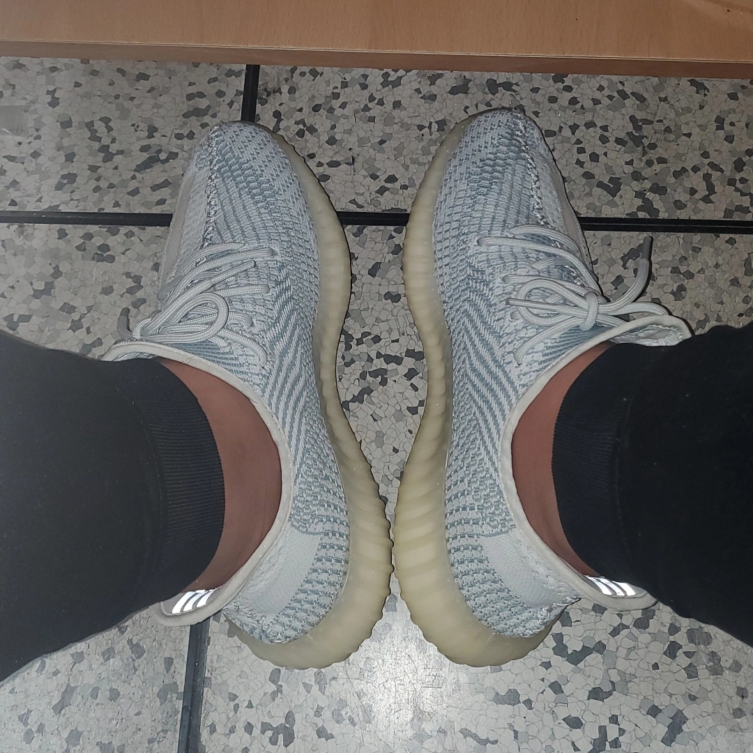 Adidas Yeezy Boost 350 V2 Cloud White - Non-Reflective 착용 스타일