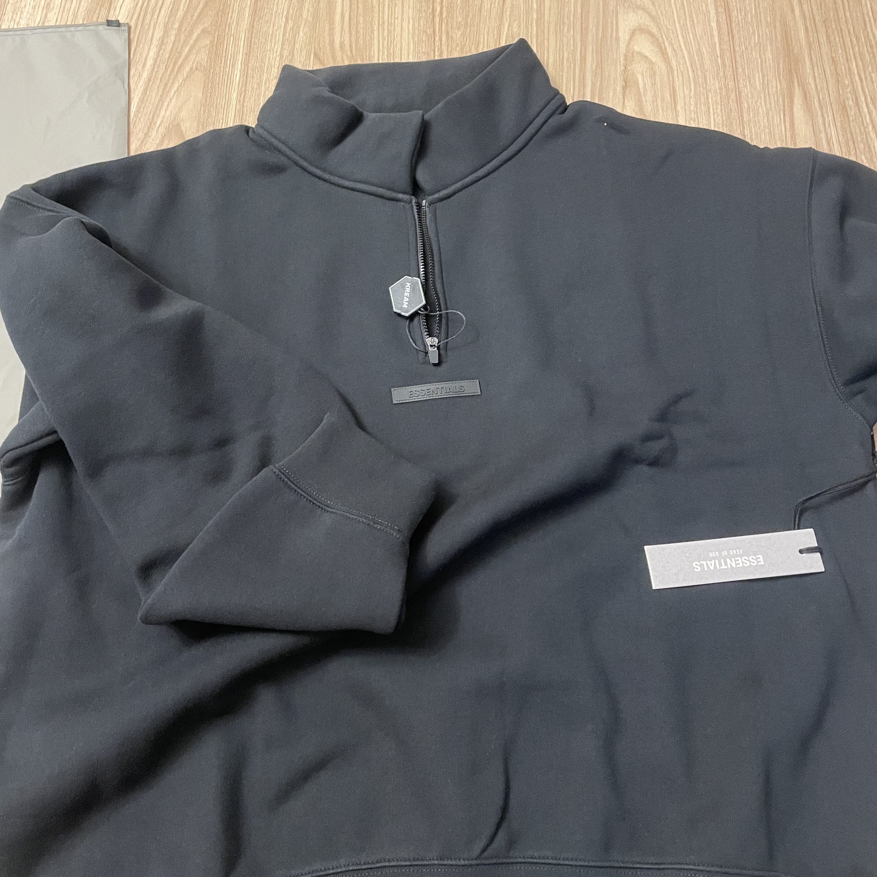Essentials Pull-Over Hoodie Moss - 21SS, Essentials Mockneck Half-Zip Black - 21SS 착용 스타일 - 2