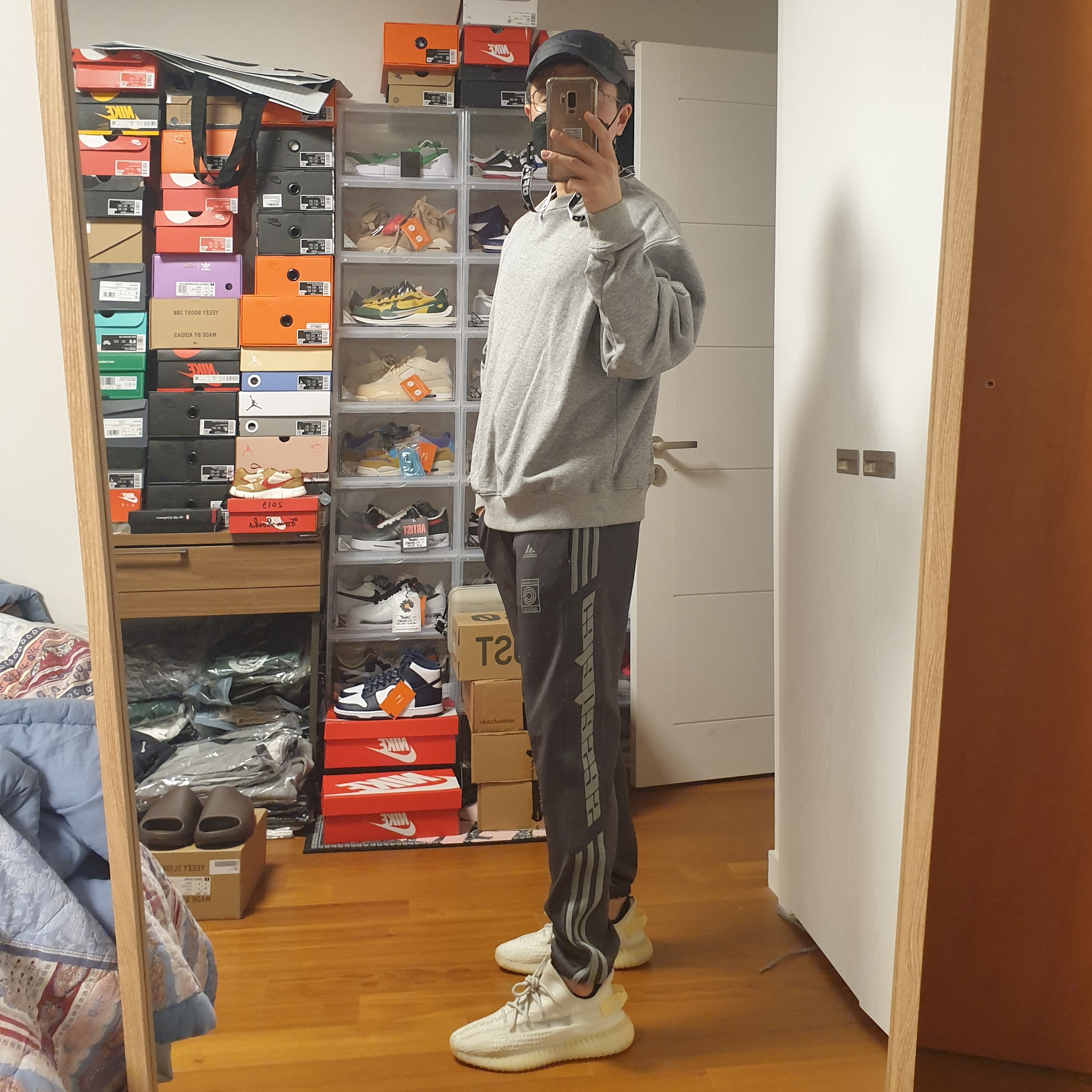 Nike x Fear Of God NRG Crew Sweatshirt, Adidas Yeezy Calabasas Track Pants Core Mink 착용 스타일 - 3