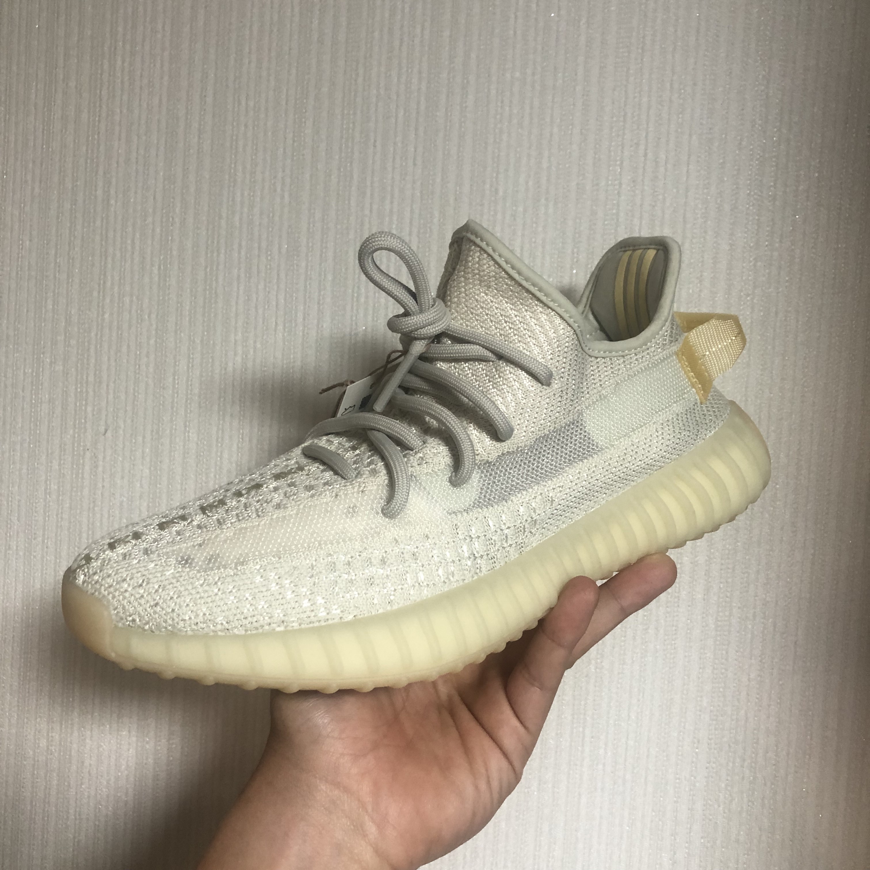 Adidas Yeezy Boost 350 V2 Light 착용 스타일 - 4