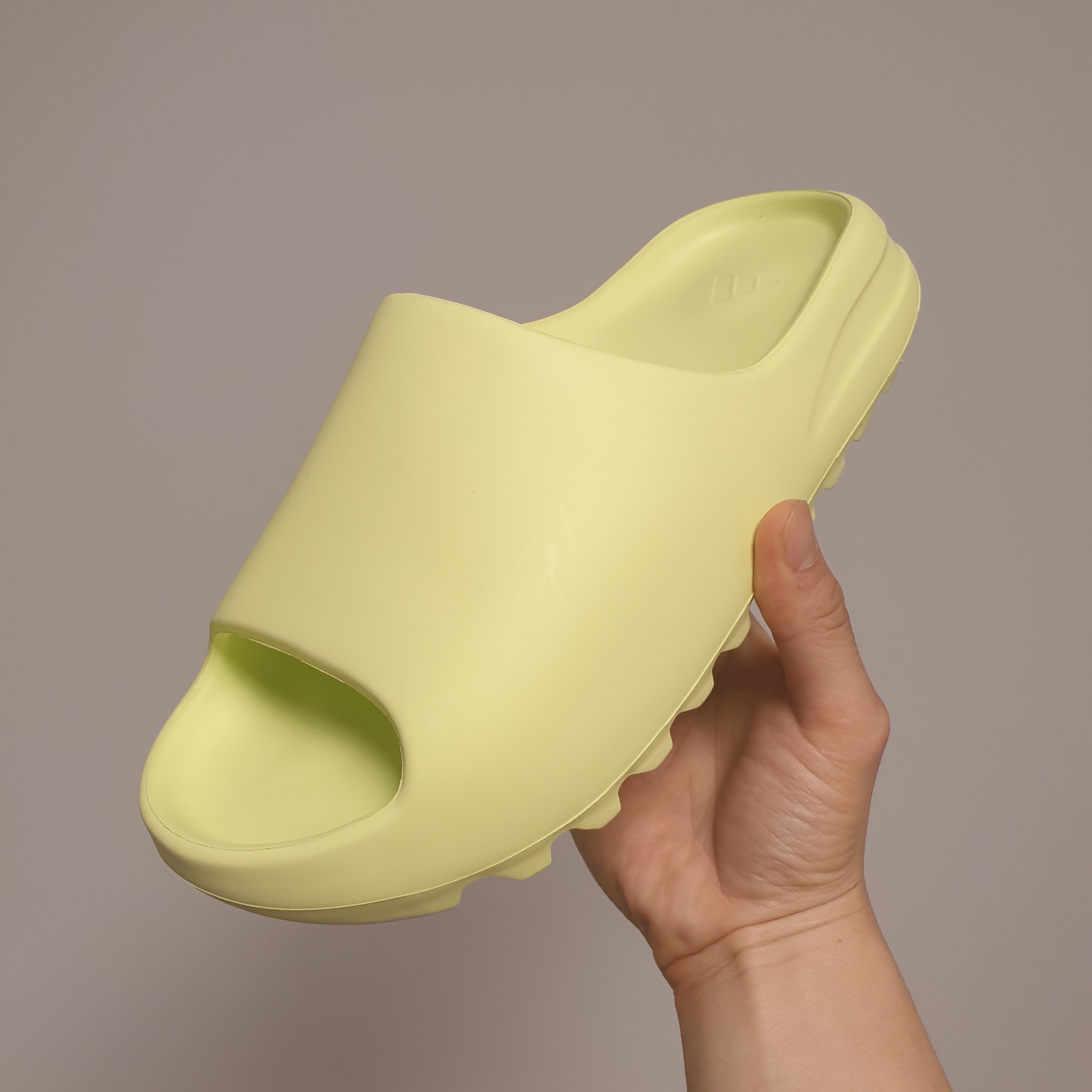 Adidas Yeezy Slide Glow Green 착용 스타일 - 1