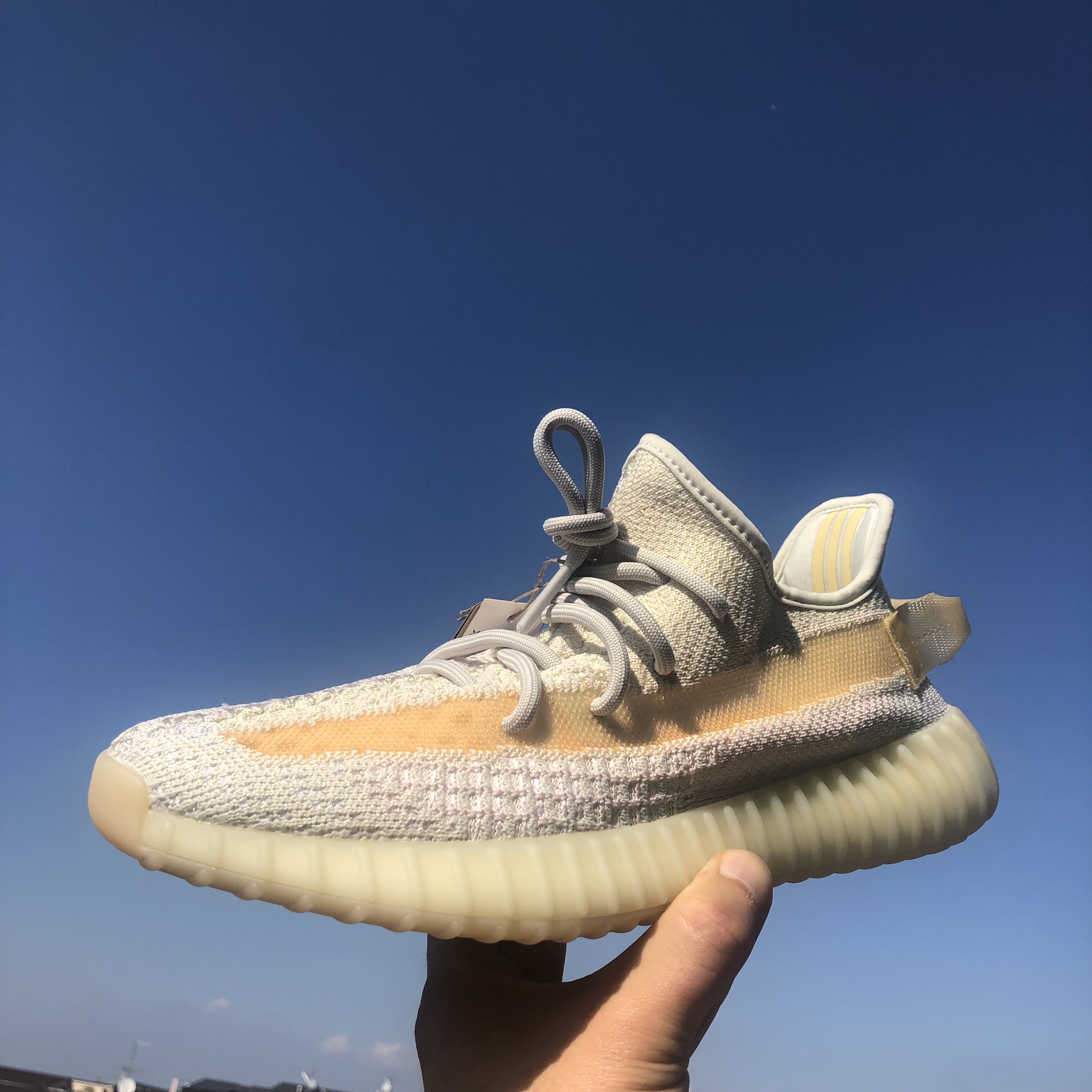 Adidas Yeezy Boost 350 V2 Light 착용 스타일 - 5