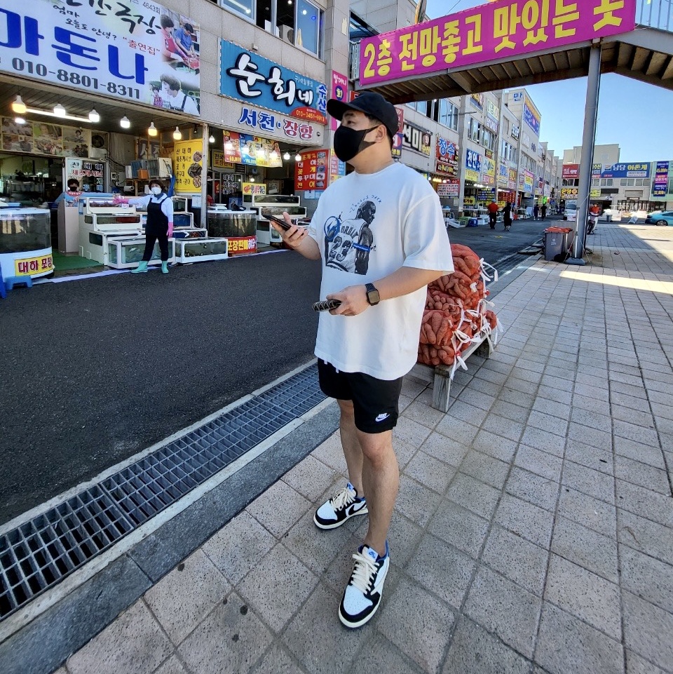 Jordan x Travis Scott x Fragment T-Shirt Sail (DJ0619-133), Jordan 1 x Travis Scott x Fragment Retro Low OG SP Military Blue 착용 스타일