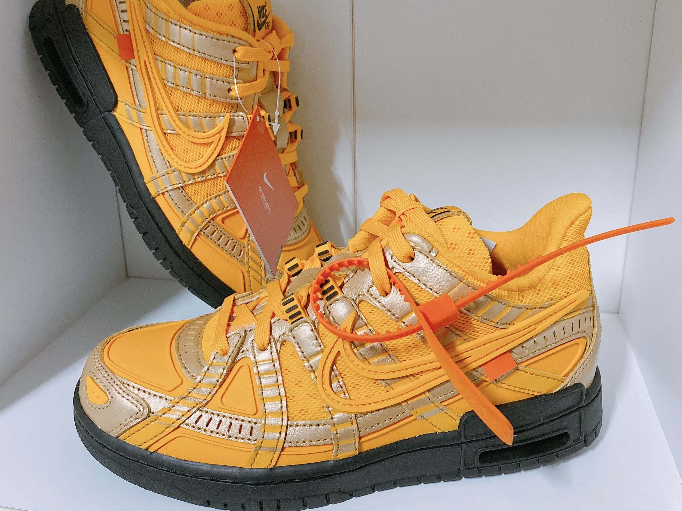 Nike x Off-White Air Rubber Dunk University Gold 착용 스타일 - 5