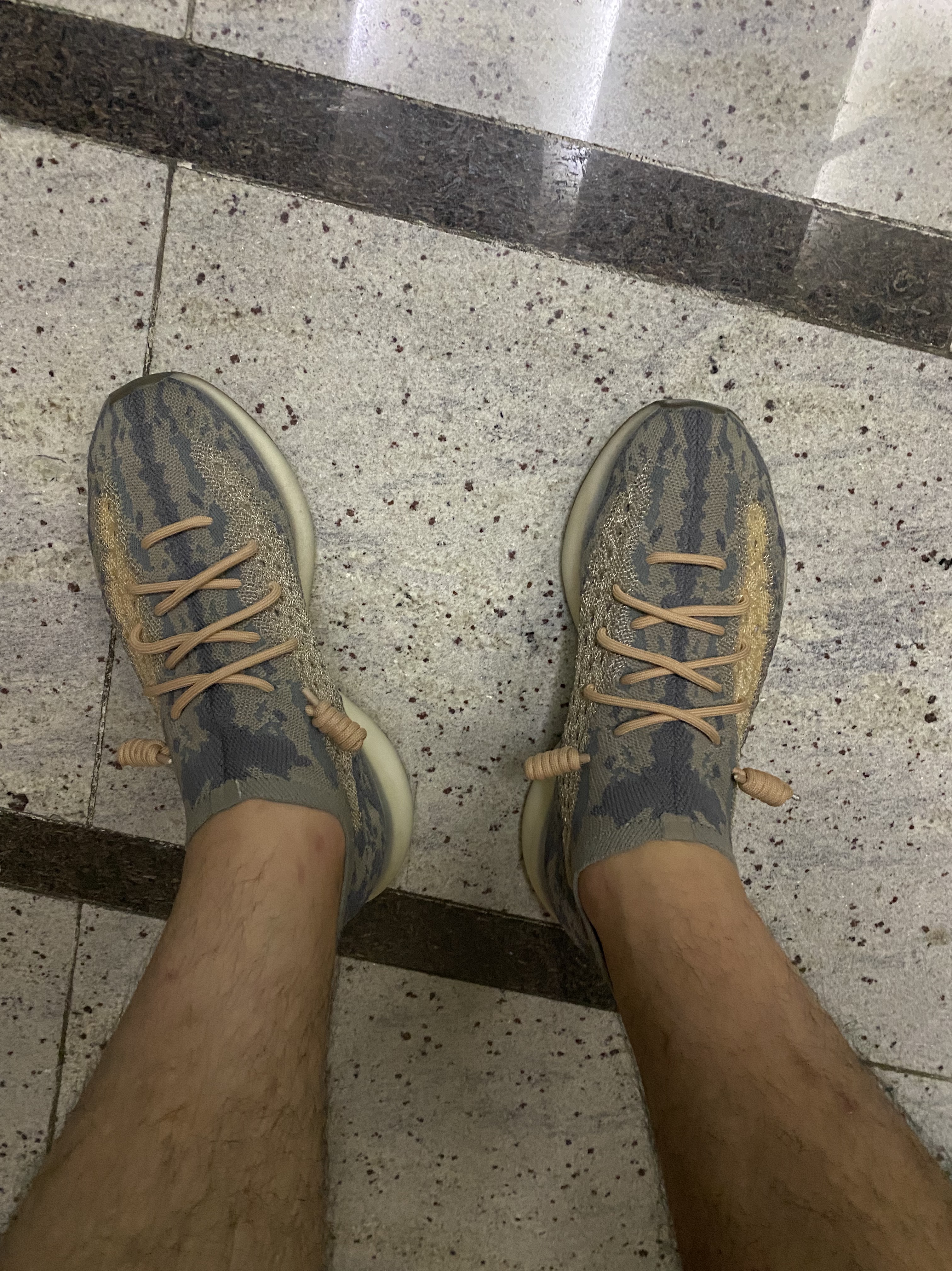 Adidas Yeezy Boost 380 Mist - Non-Reflective 착용 스타일