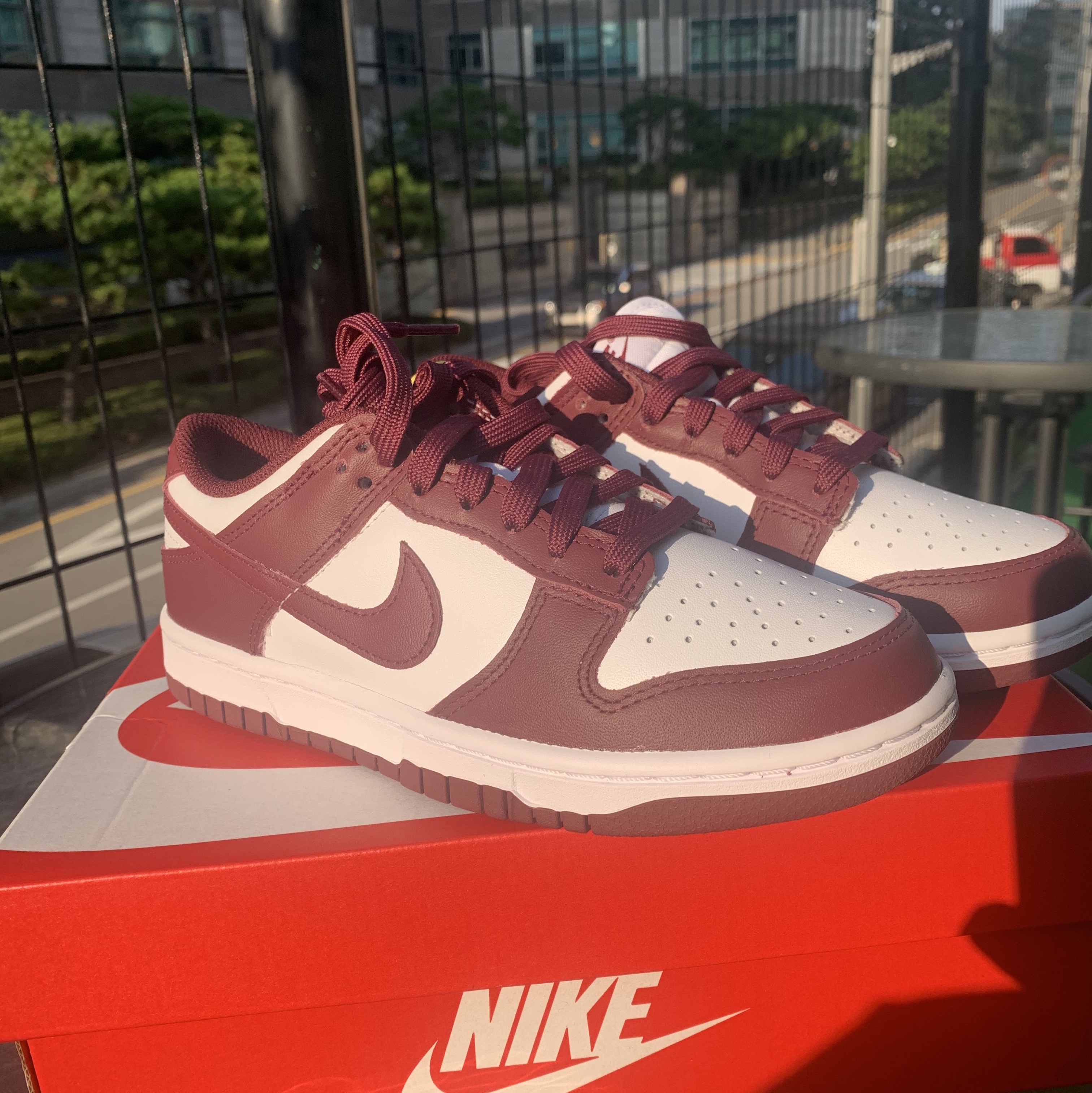 (W) Nike Dunk Low Bordeaux 착용 스타일 - 3