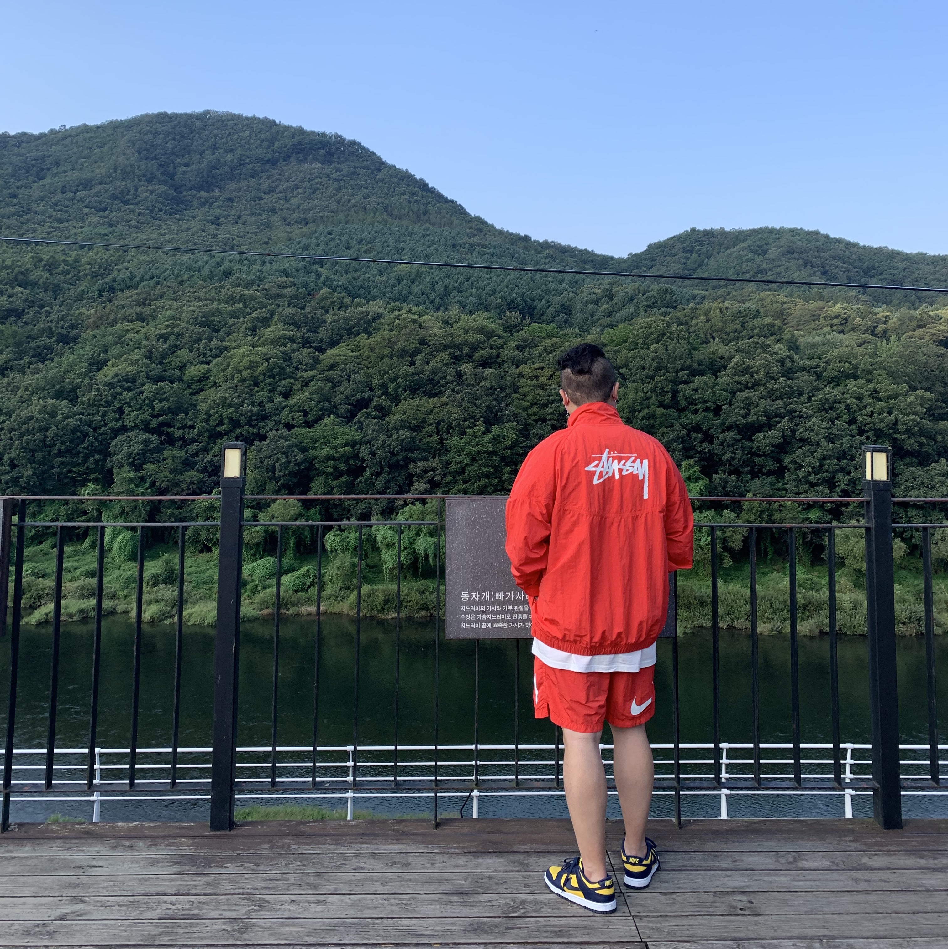 Nike x Stussy Windrunner Jacket Habanero Red, Nike x Stussy Water Shorts Habanero Red 착용 스타일