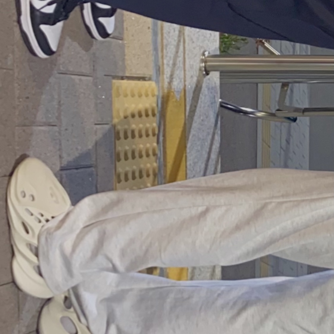 Adidas Yeezy Foam RNNR Sand, (W) Nike Dunk Low Black 착용 스타일