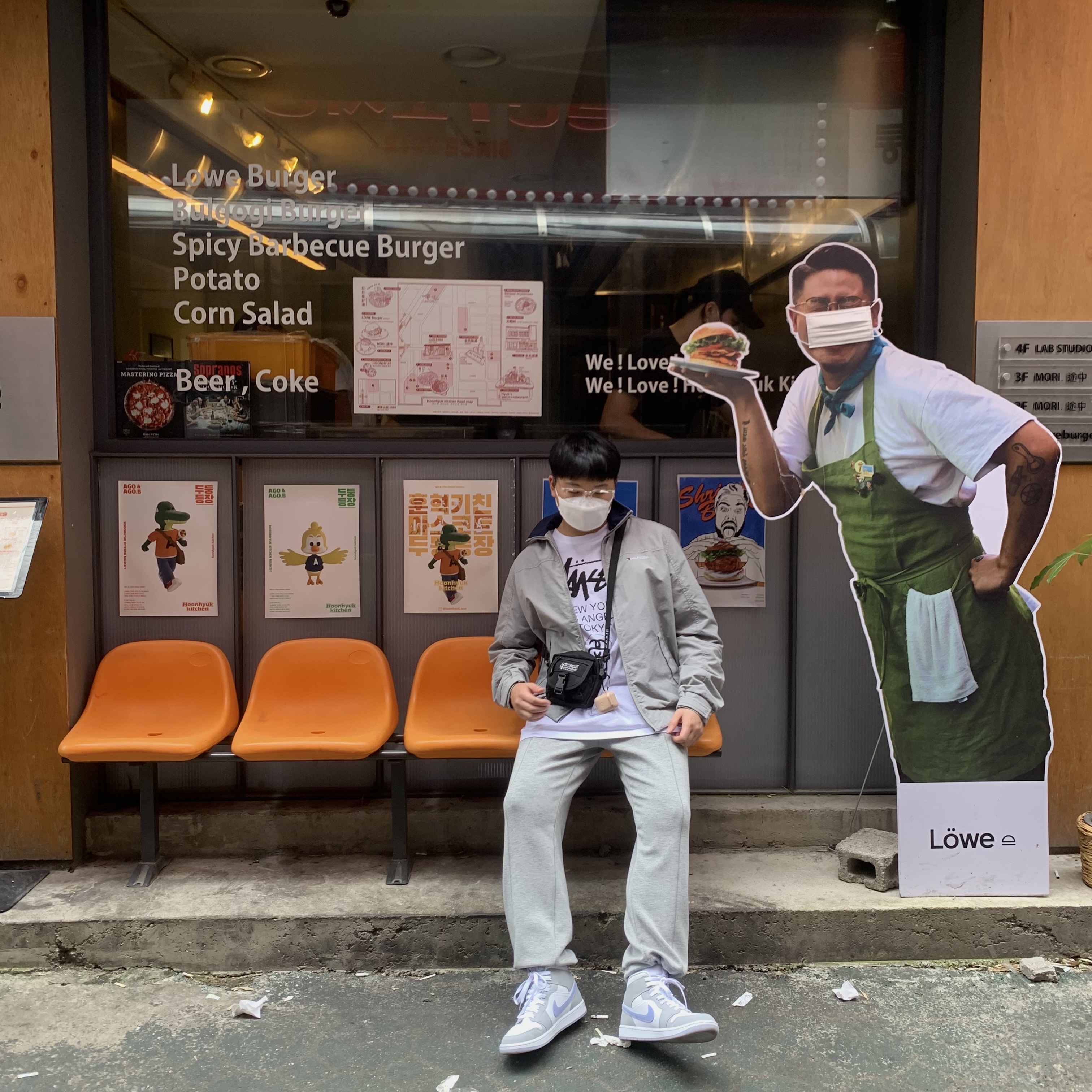 (W) Jordan 1 Mid Wolf Grey, Stussy World Tour T-Shirt White 착용 스타일