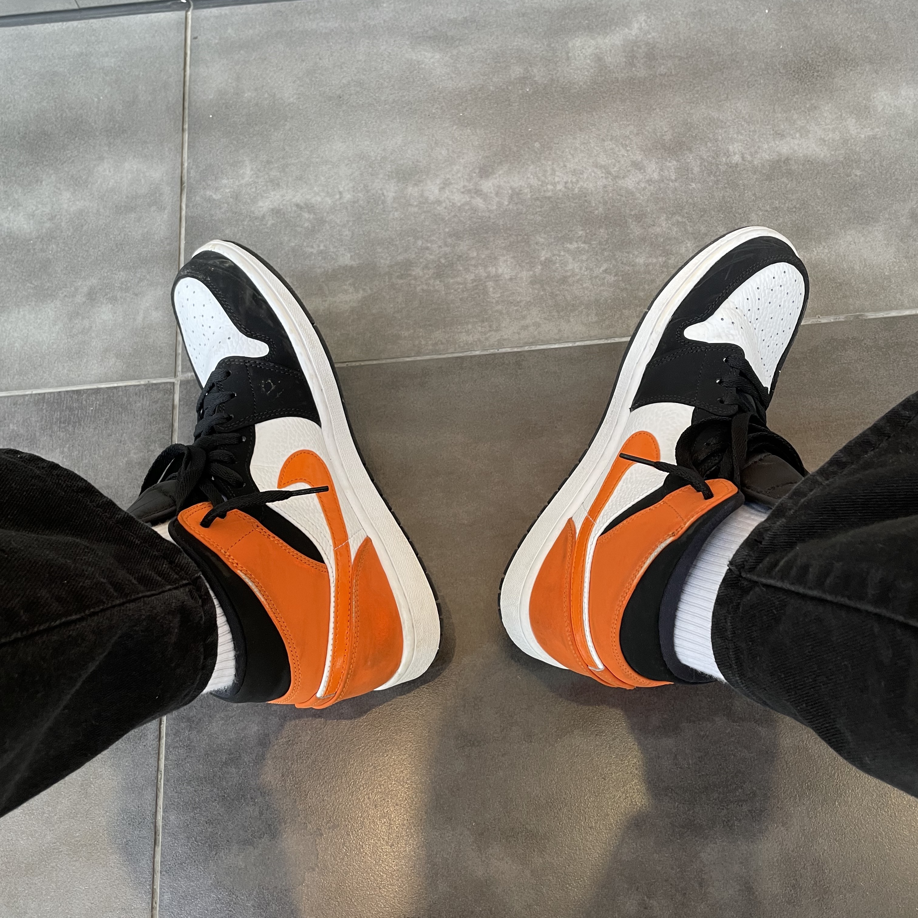 Jordan 1 Mid Shattered Backboard 착용 스타일