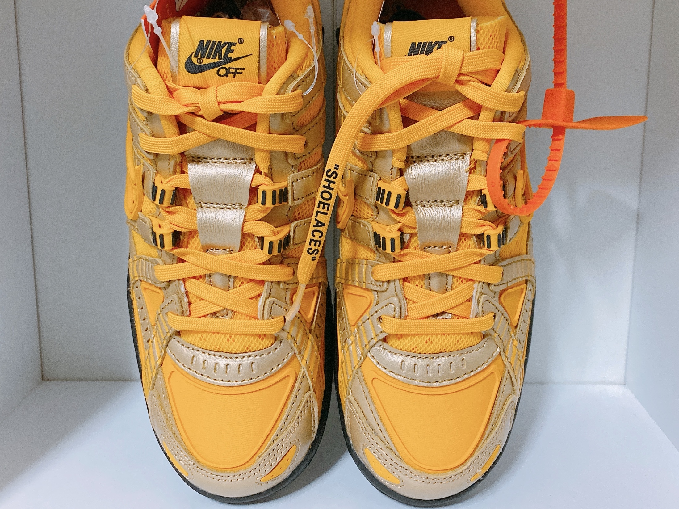 Nike x Off-White Air Rubber Dunk University Gold 착용 스타일 - 4