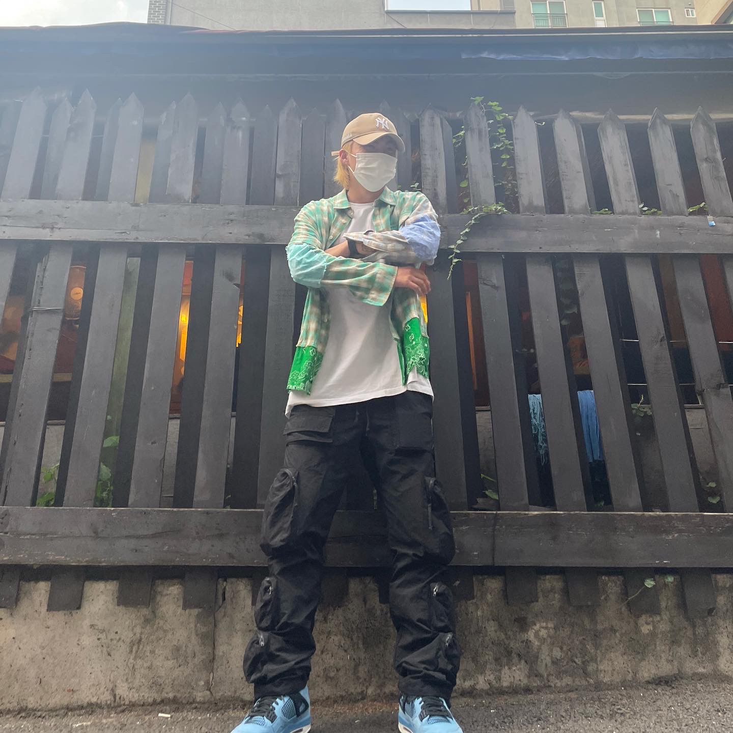 Jordan 4 x Travis Scott Retro Cactus Jack 착용 스타일 - 2