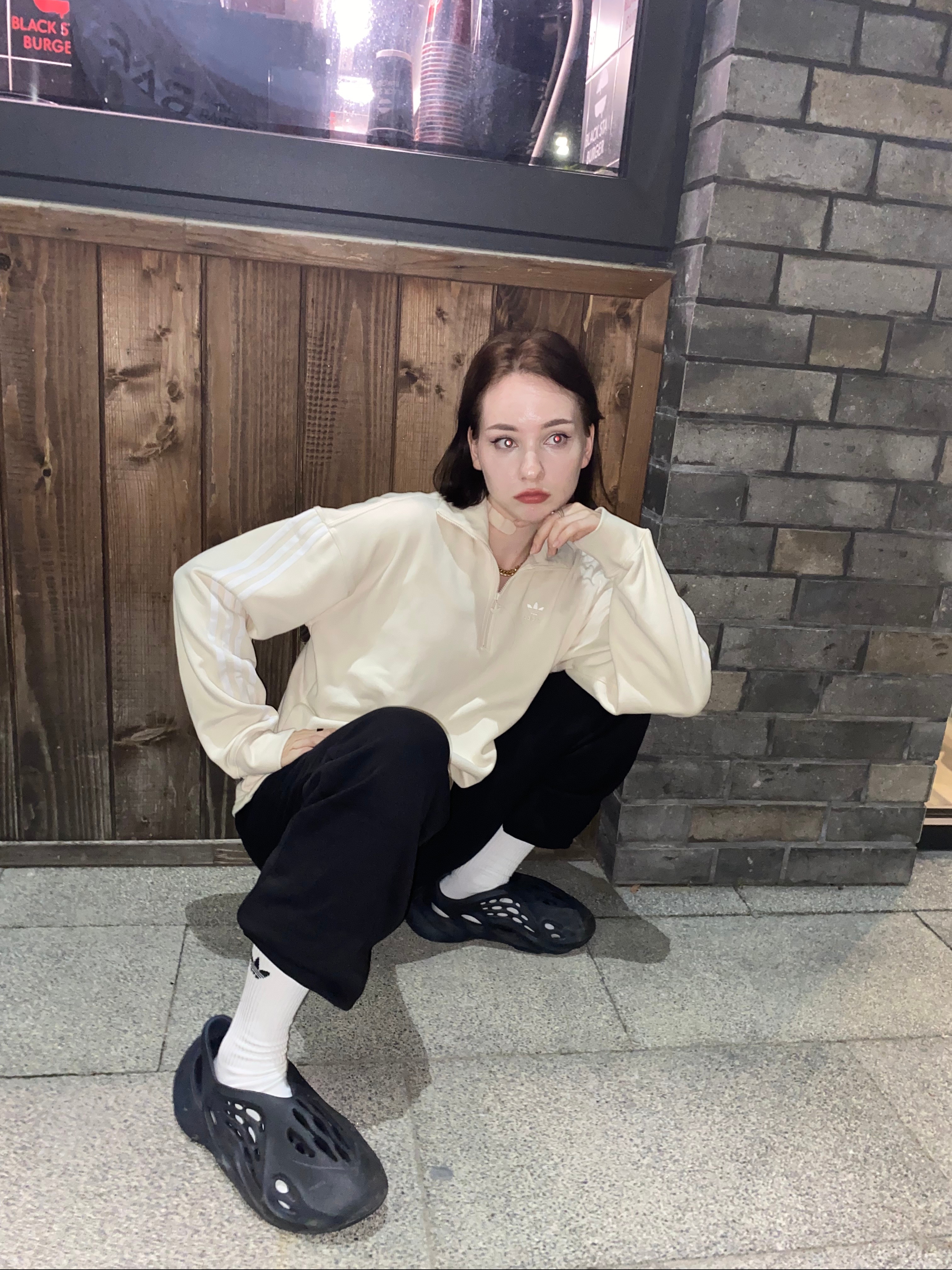 Adidas Yeezy Foam RNNR Mineral Blue 착용 스타일