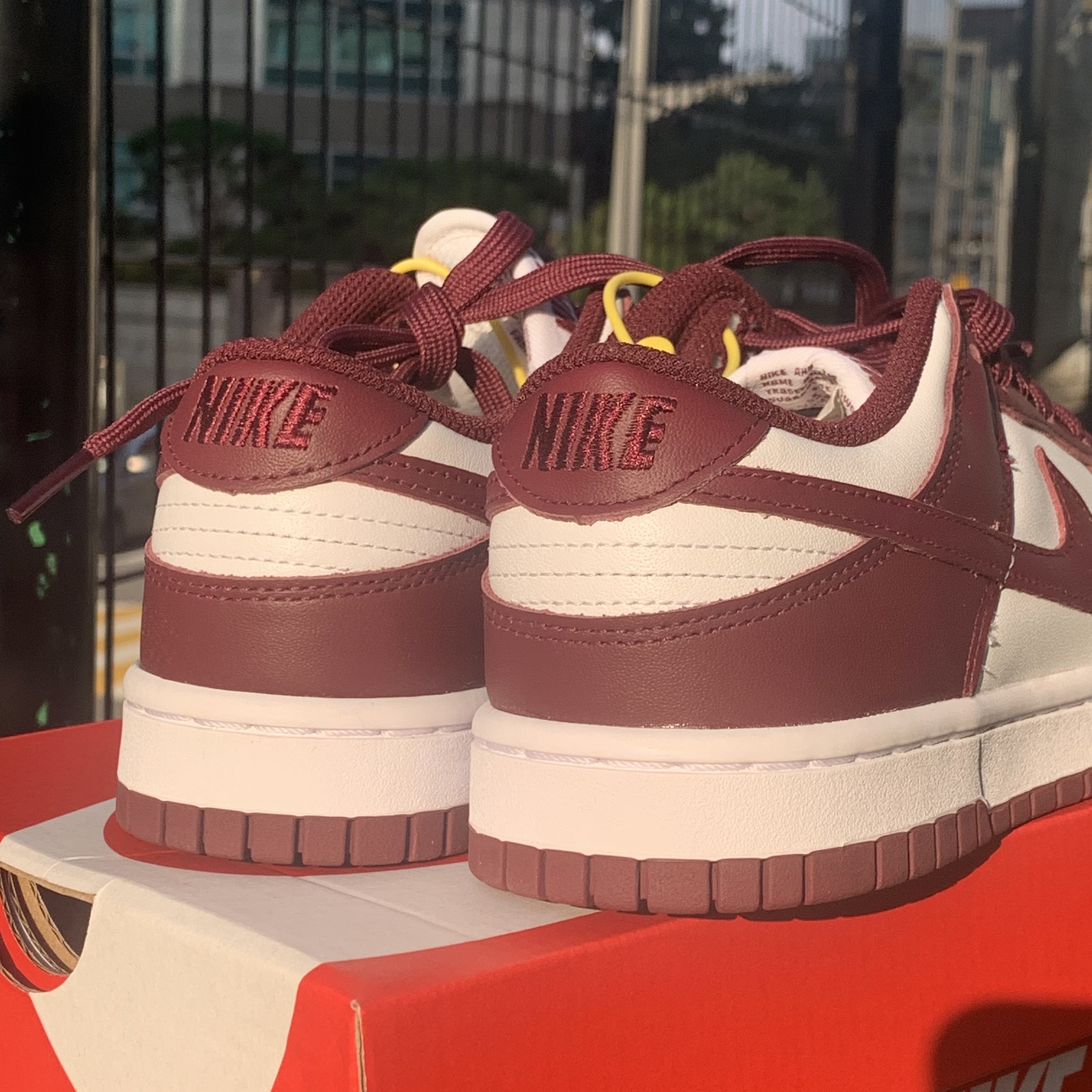 (W) Nike Dunk Low Bordeaux 착용 스타일 - 4