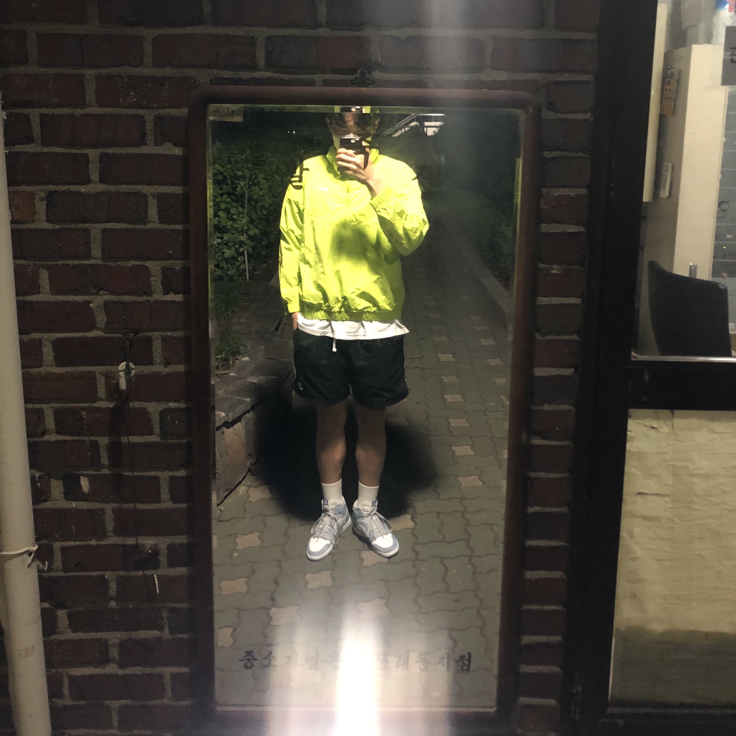 Nike x Stussy Windrunner Jacket Bright Cactus, Jordan 1 Retro High OG Hyper Royal 착용 스타일