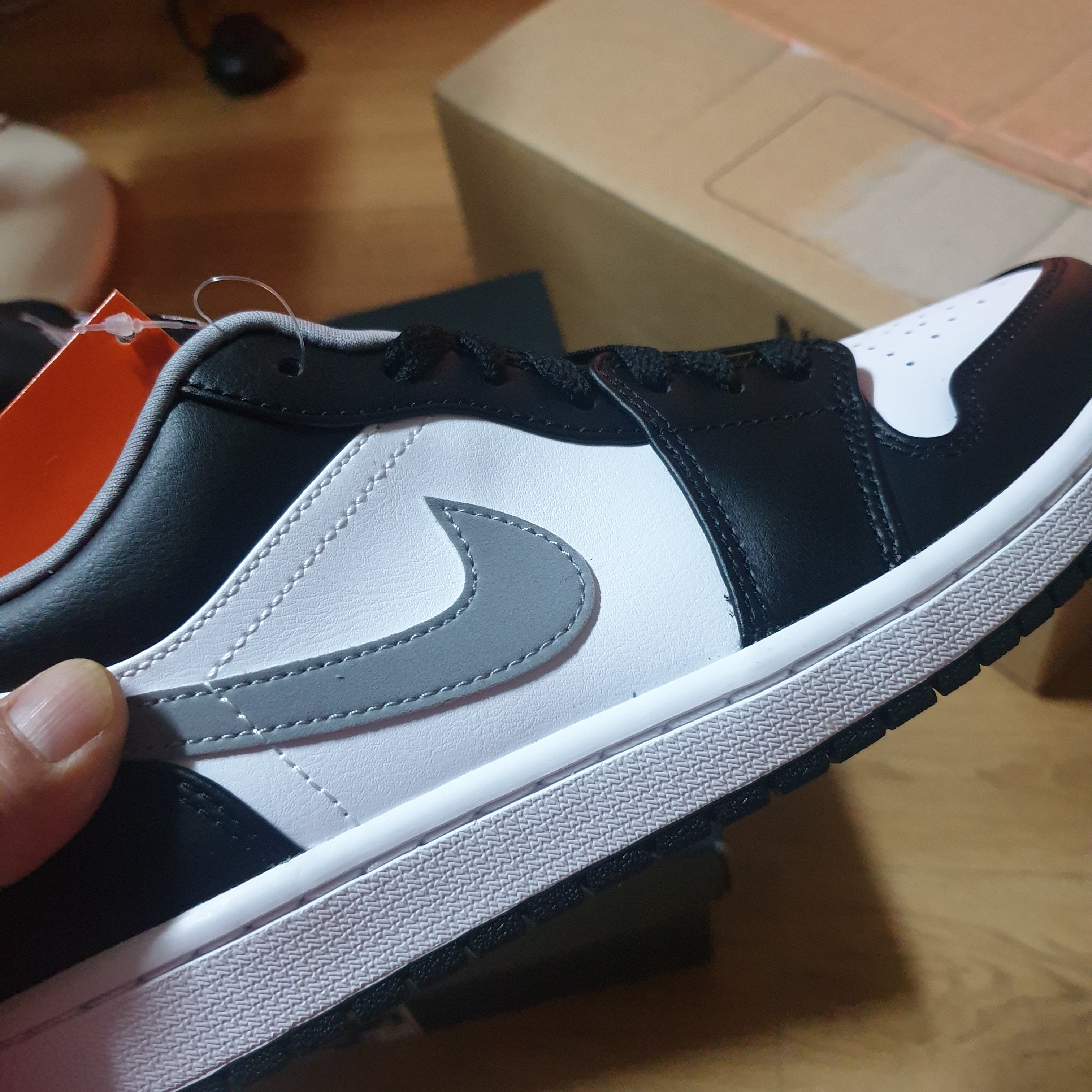 Jordan 1 Low Black Particle Grey 착용 스타일 - 1