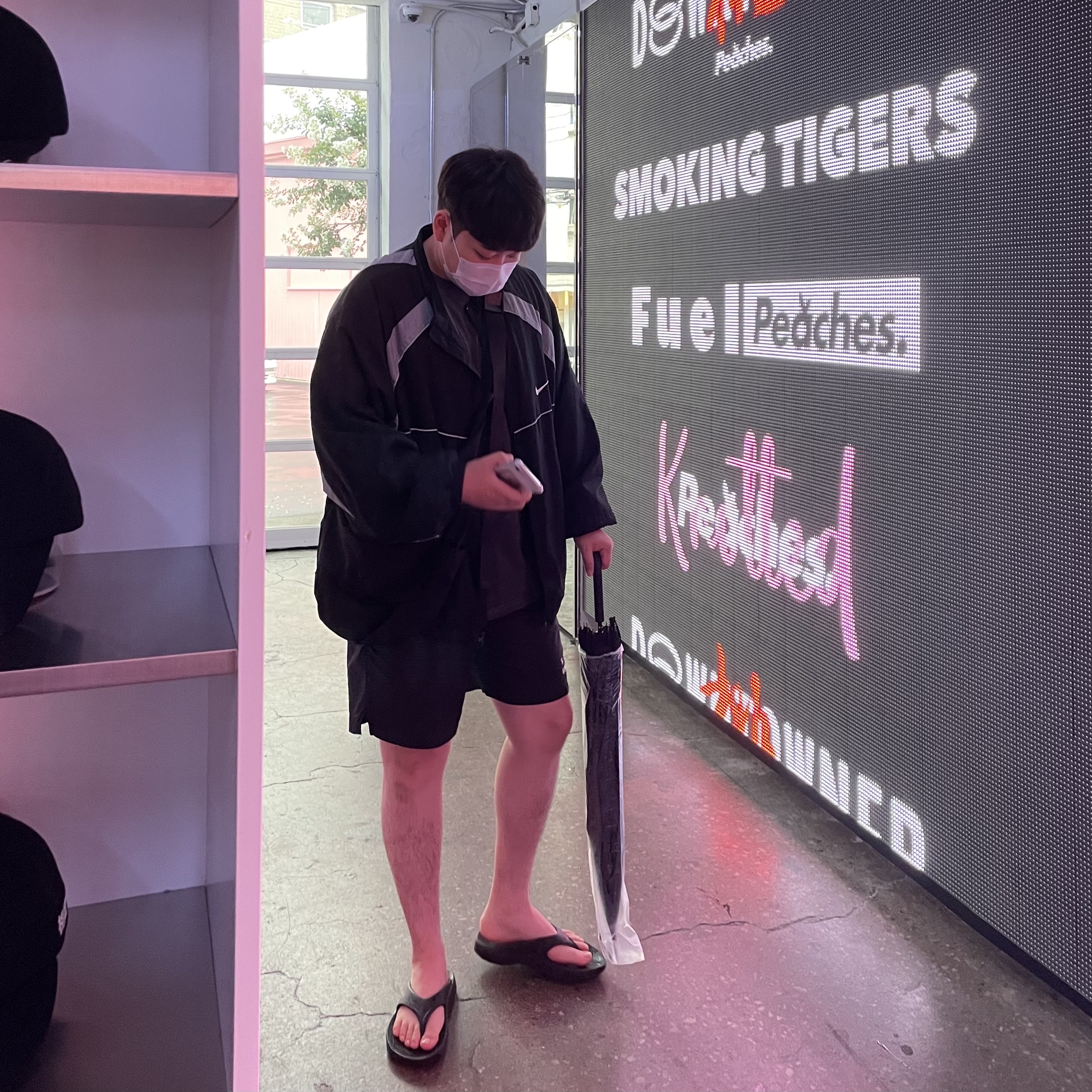 IAB Studio Woven Shorts Black, IAB Studio Pigment T-Shirt Black 착용 스타일