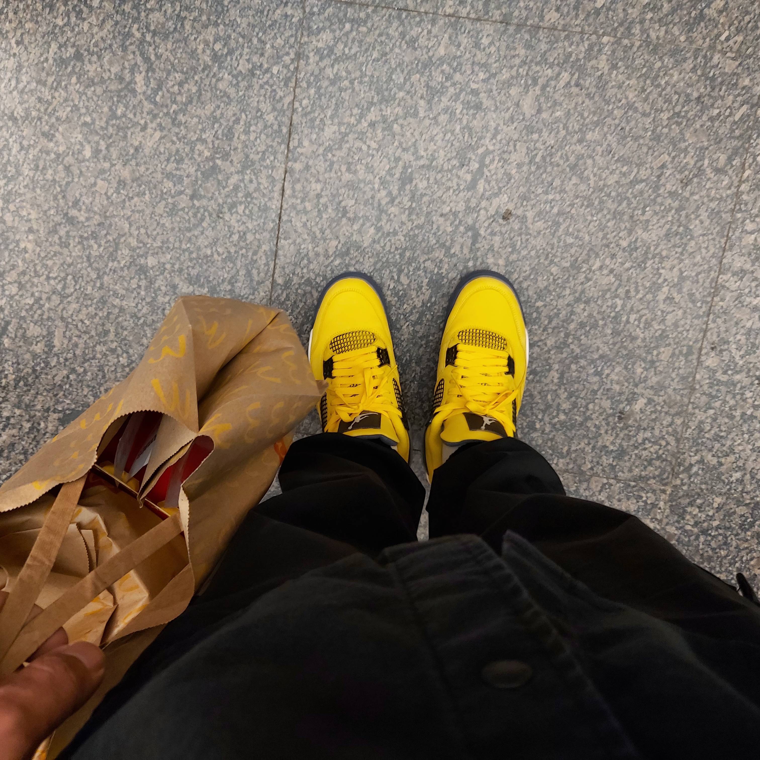 Jordan 4 Retro Tour Yellow 착용 스타일