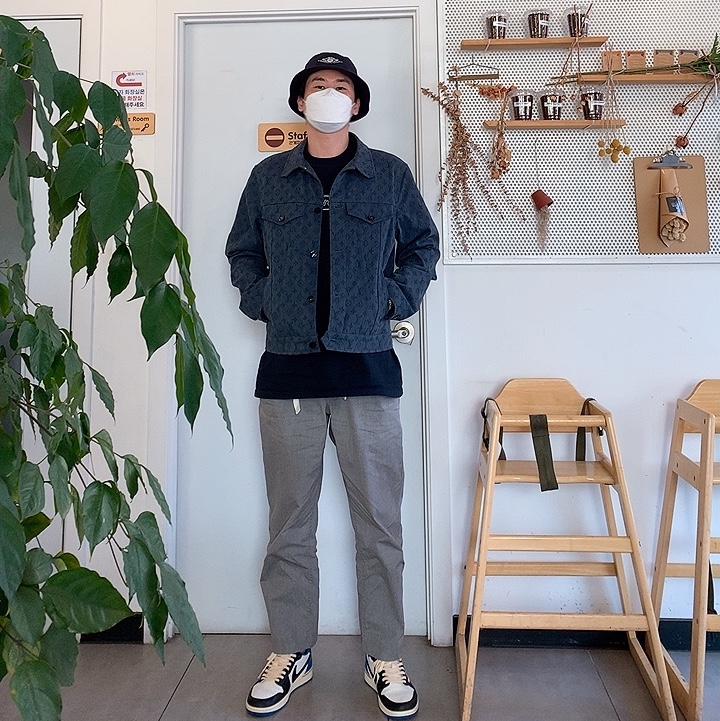 Jordan 1 x Travis Scott x Fragment Retro Low OG SP Military Blue, Supreme x Kaws Chalk Logo T-Shirt Navy - 21SS 착용 스타일