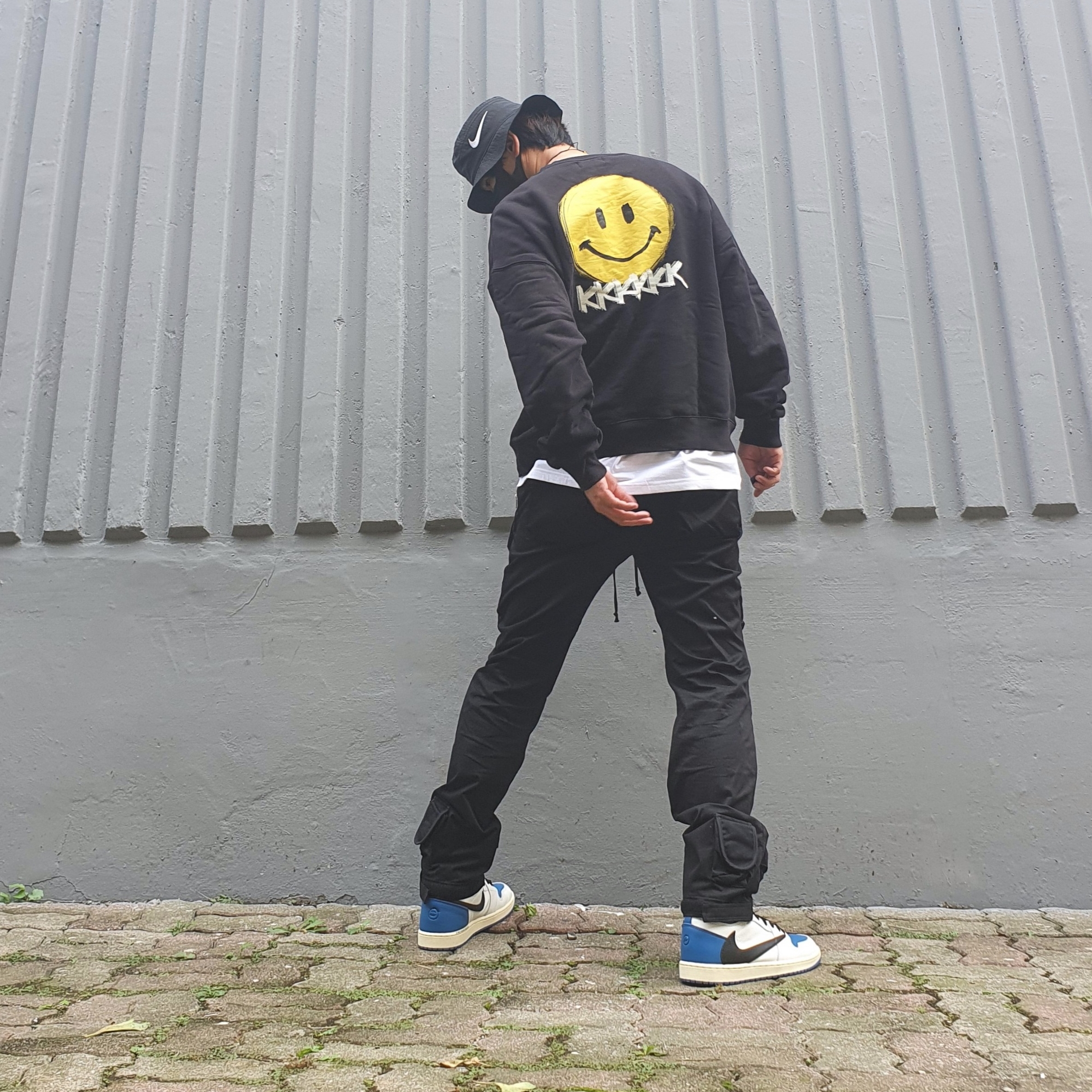 Jordan 1 x Travis Scott x Fragment Retro High OG SP Military Blue, Nike x Stussy Bucket Hat Black 착용 스타일