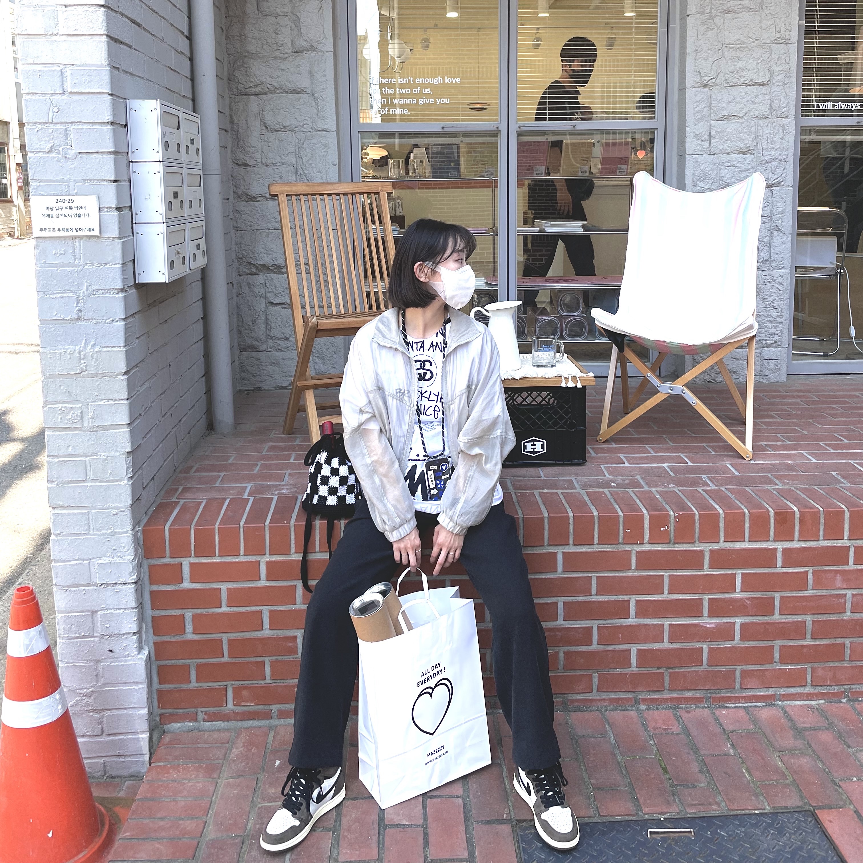 Stussy x Takahiromiyashita The Soloist 40 WT T-Shirt, Jordan 1 x Travis Scott Retro High OG SP Mocha 착용 스타일